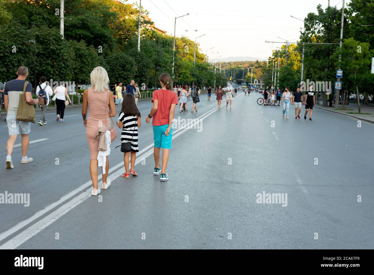 Sofia, Bulgarien. August 2020. Menschen, die in Sofia auf geschlossenen Straßen spazieren Bulgarien während die regierungsfeindlichen friedlichen Proteste gegen Korruption in den letzten 26 Tagen im ganzen Land zunehmen, mit einigen großen Straßen und Kreuzungen um das parlamentsgebäude herum, die von Zelten und Barrikaden blockiert sind und das Stadtzentrum der Hauptstadt für den Verkehr völlig gesperrt ist. Kredit: Ognyan Yosifov / Alamy Nachrichten Stockfoto