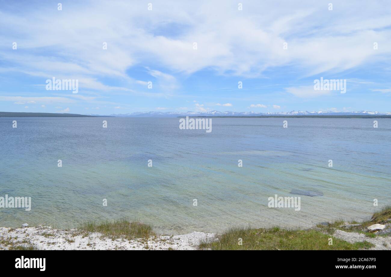 Frühling in Yellowstone: Berge der Absaroka Range, gesehen über den Yellowstone Lake vom Rand des West Thumb Geyser Basin Stockfoto