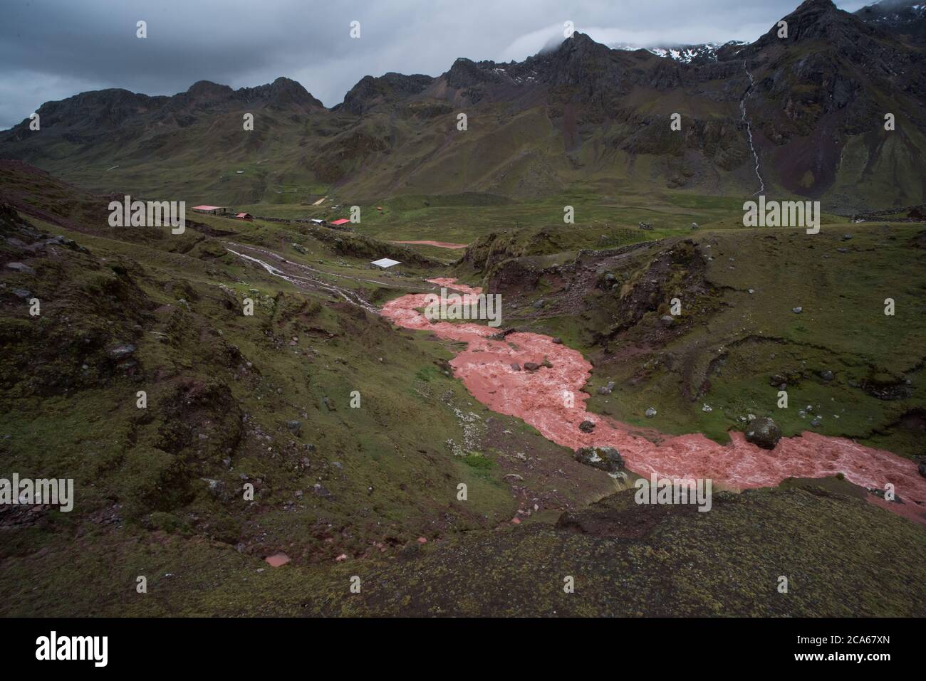 Der übereilte Bau der Straße zum Regenbogenberg in Peru führt zu ehemals sauberen Flüssen, die mit Sedimenten erstickt sind und durch Erosion abfließen. Stockfoto