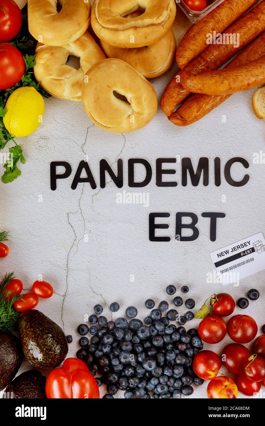 Gesunde Ernährung auf weißem Hintergrund mit Text Pandemie ebt. Sozialprogramm für Lebensmittel. Stockfoto