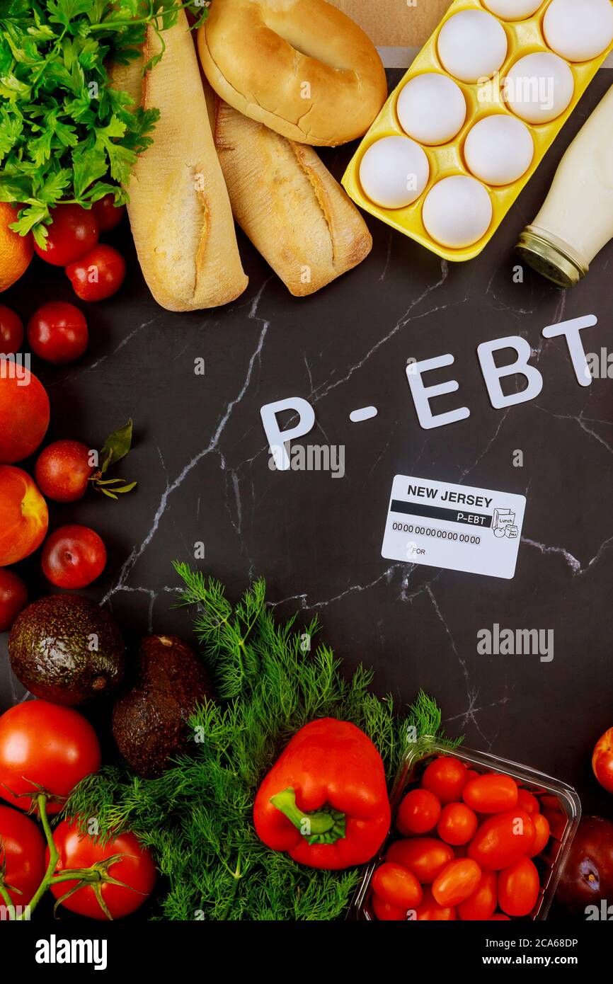 Kostenloses Essen für Schüler, die kostenloses oder reduziertes Mittagessen während der Schule geschlossen erhalten. Pandemiekonzept covid-19. Stockfoto