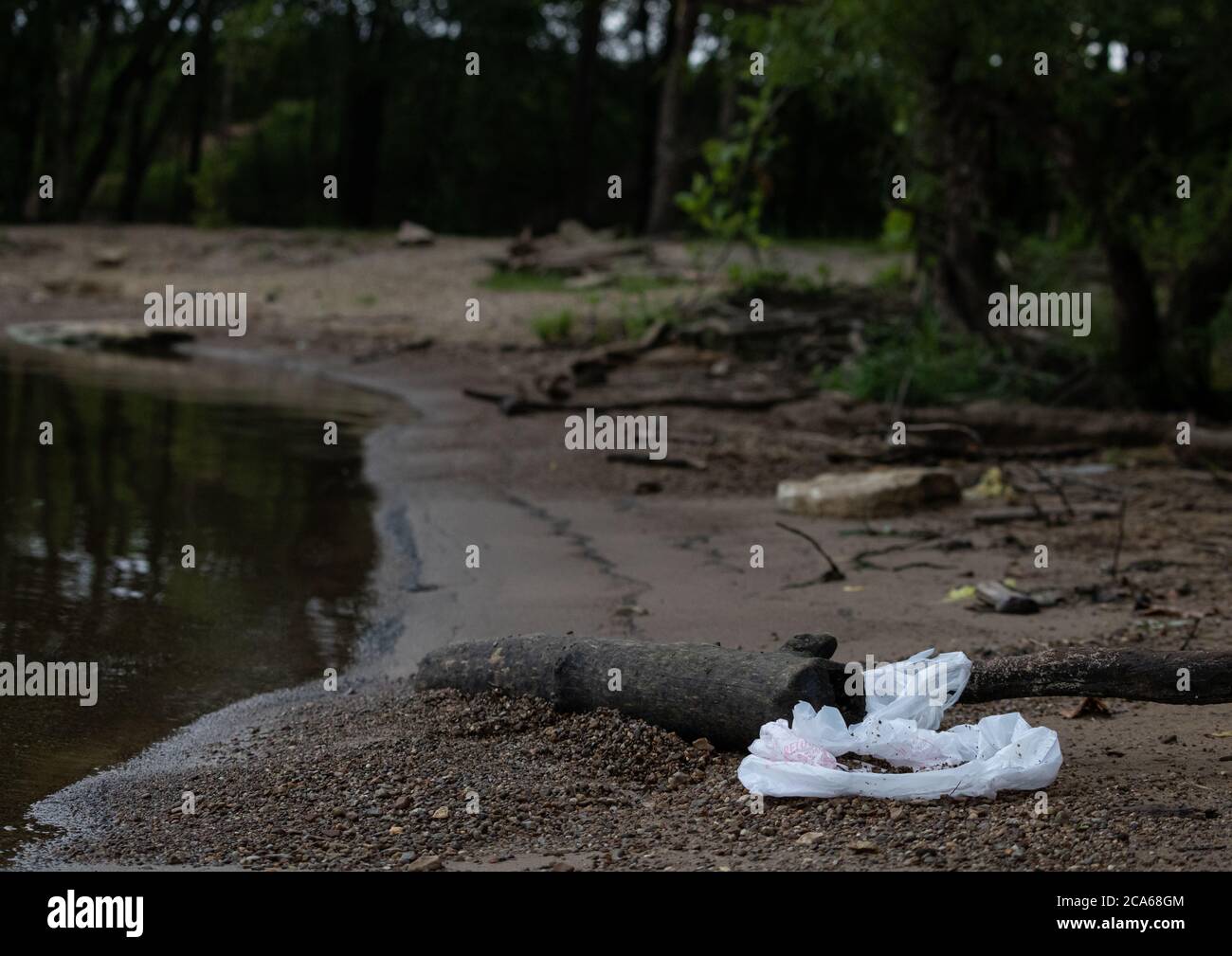 Plastik ist schrecklich und hier ist ein Beispiel von Plastik, das auf einem Strand in Amerika während einer Strandreinigung liegt. Stockfoto