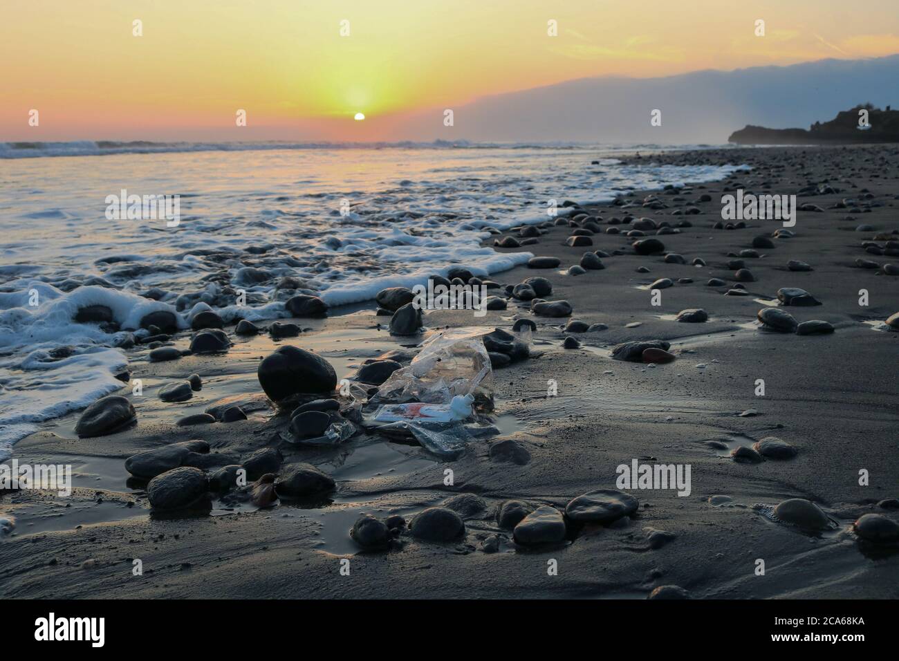 Plastik ist schrecklich und hier ist ein Beispiel für Plastik, das während einer Strandreinigung an einem Strand in Indonesien liegt. Stockfoto
