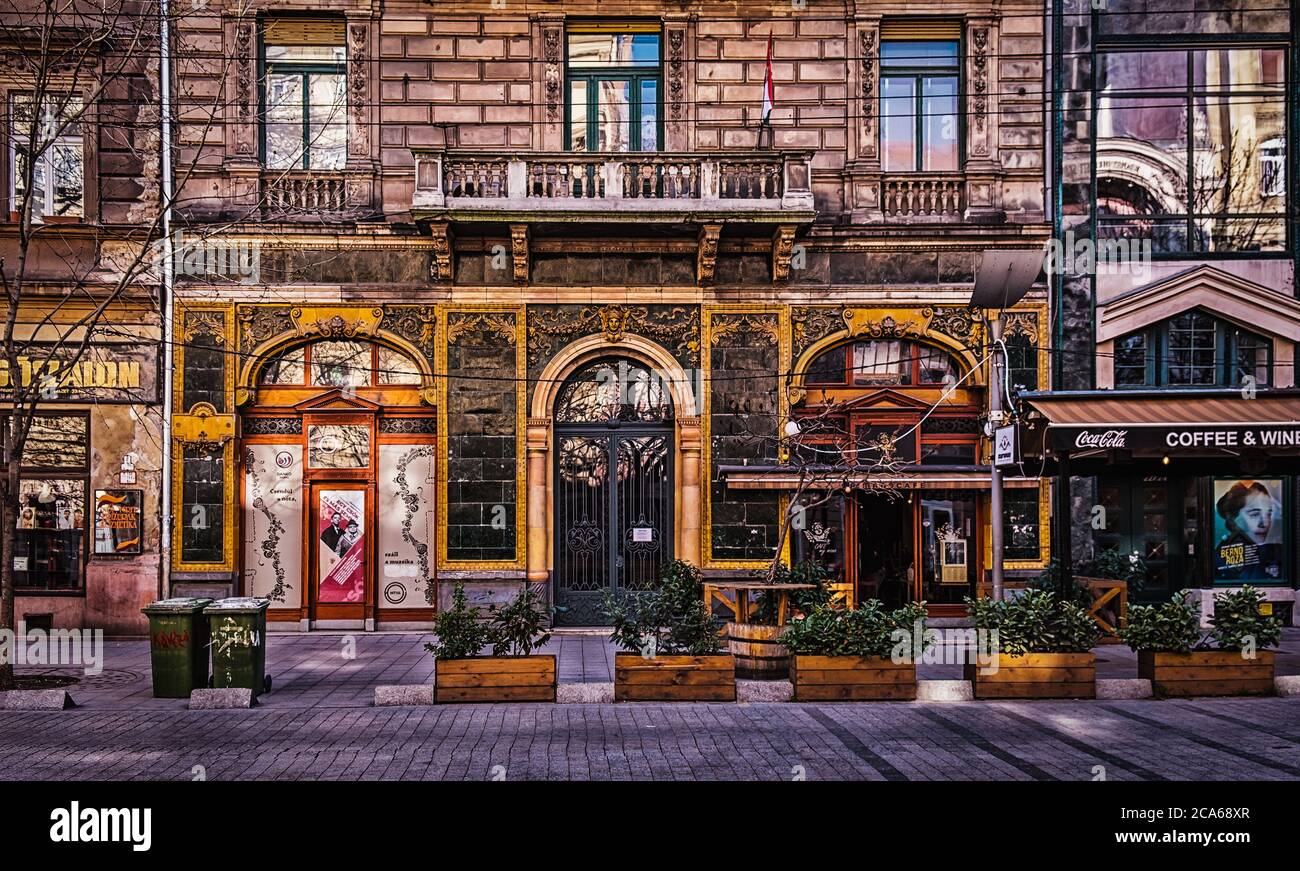 Budapest, Ungarn, März 2020, Außenansicht der Café Bar Mai Manó ein Design-Ort im marokkanischen Stil in der Innenstadt in der Nagymező Straße Stockfoto