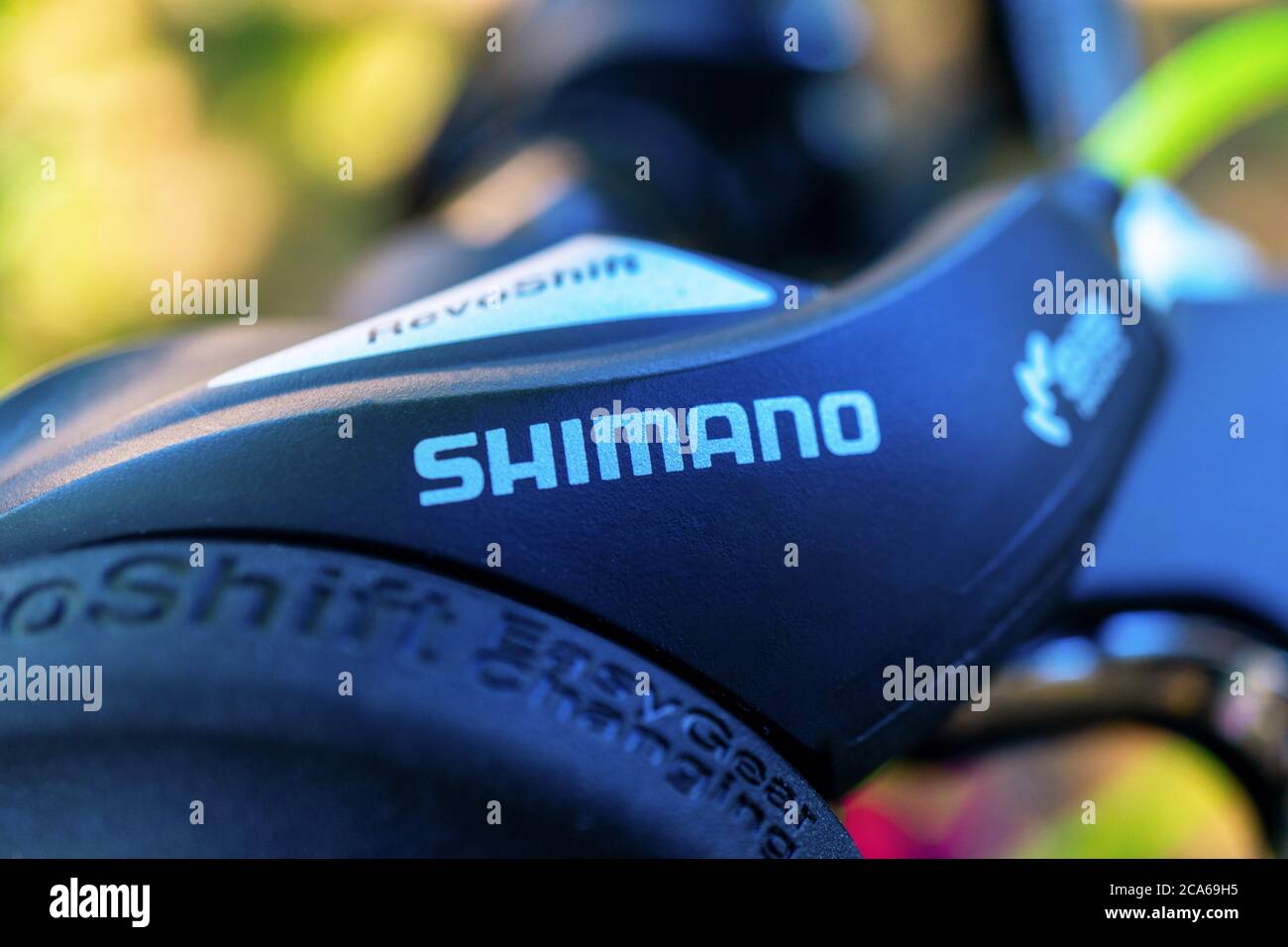 Tallinn / Estland - 23. Juni 2020: Nahaufnahme-Logo der japanischen Firma Shimano, eines der besten Bremssysteme für Fahrräder Stockfoto