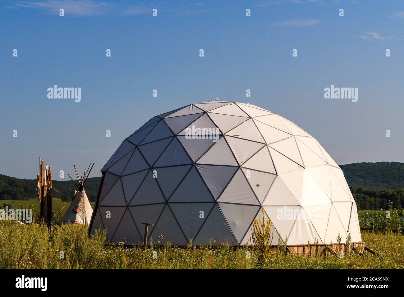 Weiße geodätische Kuppel an einem sonnigen Sommertag in der Natur Stockfoto