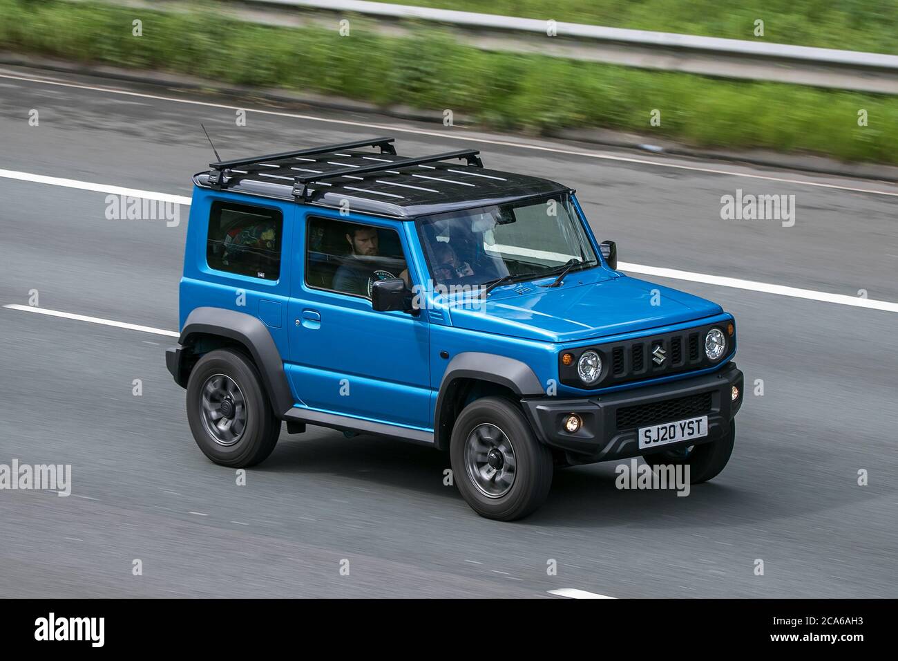 Ein 2020 Suzuki Jimny Sz5 4X4 Blue Car SUV Benzin auf der M6 Autobahn in der Nähe von Preston in Lancashire, Großbritannien Stockfoto