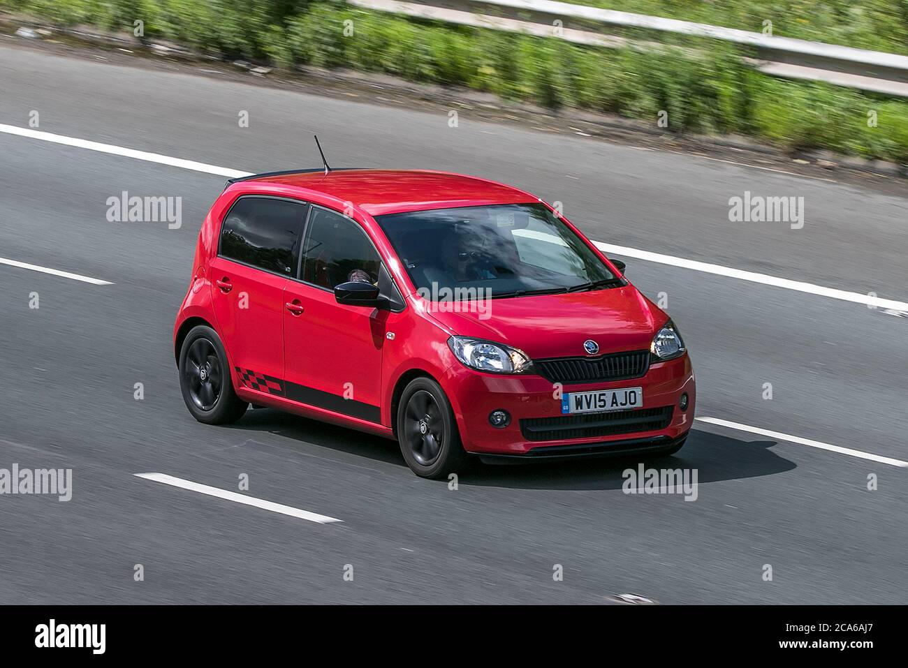 Ein rotes Skoda Citigo Monte Carlo Hatchback Benzinauto aus dem Jahr 2015 auf der Autobahn M6 in der Nähe von Preston in Lancashire, Großbritannien Stockfoto