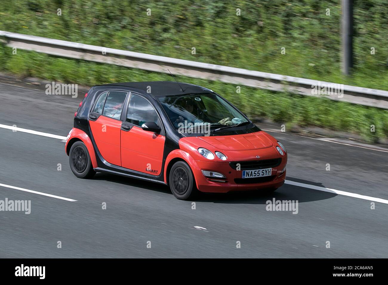 A 2005 Smart Forfour Pure orange black Car Hatchback Benzin Fahren auf der M6 Autobahn in der Nähe von Preston in Lancashire, Großbritannien Stockfoto