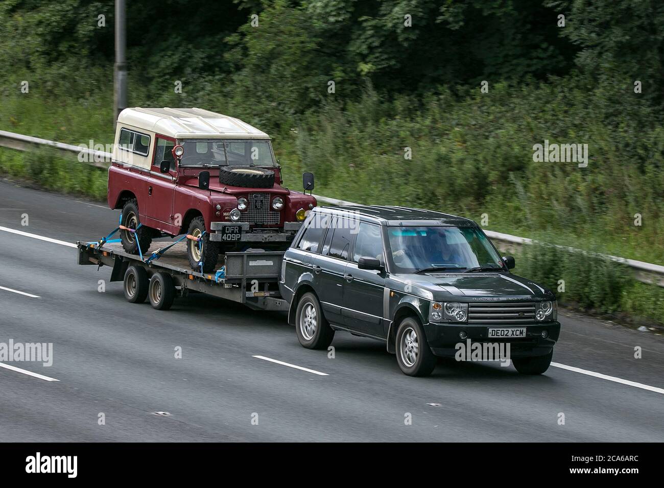 Ein 2002 Land Rover Range Rover HSE TD6 Auto Green Car SUV Diesel auf der Autobahn M6 in der Nähe von Preston in Lancashire, Großbritannien Stockfoto
