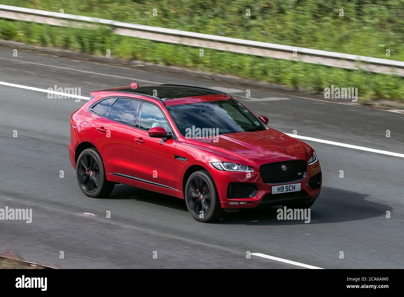 H9SCH 2018 Jaguar F-PACE V6 S AWD D Auto Red Car SUV Diesel Fahren auf der M6 Autobahn in der Nähe von Preston in Lancashire, Großbritannien Stockfoto