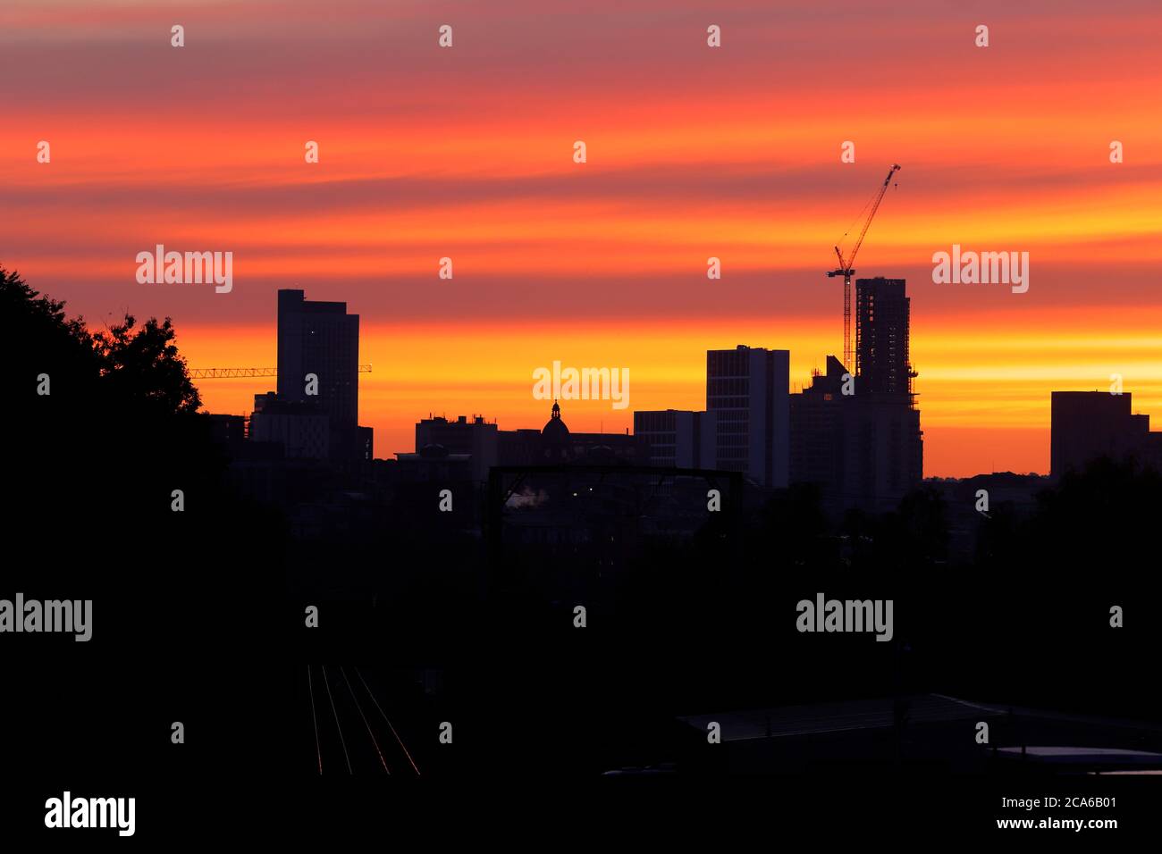 Sonnenaufgang über dem Stadtzentrum von Leeds. Das hohe Gebäude rechts ist das Altus House und ist heute das höchste Gebäude in Yorkshire Stockfoto