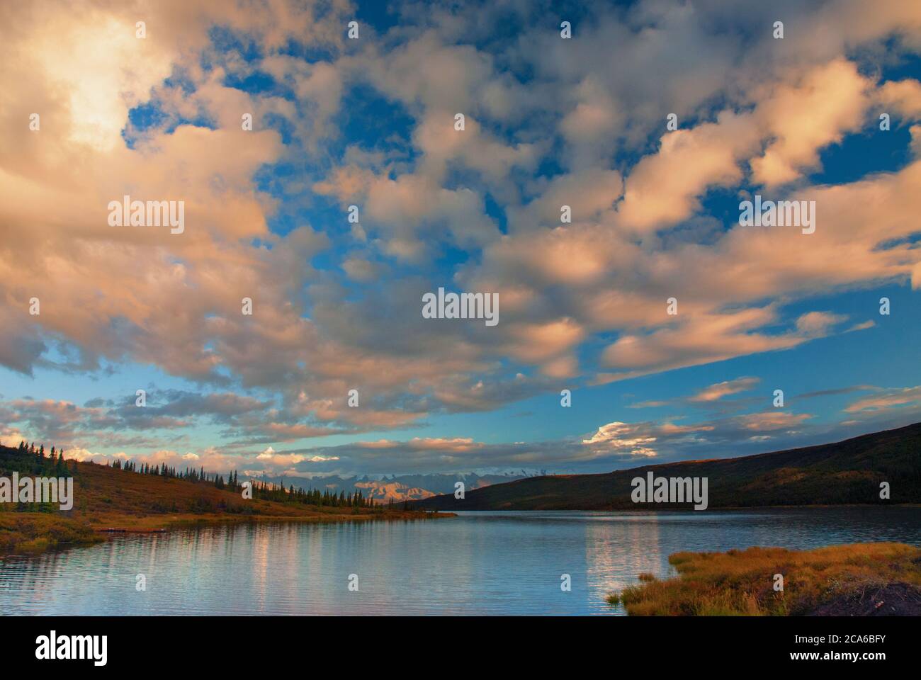 Nordamerika; USA; Alaska; Alaska Range Berge; Denali National Park; Mt. Denali; Wunder, See: Sonnenuntergang. Stockfoto
