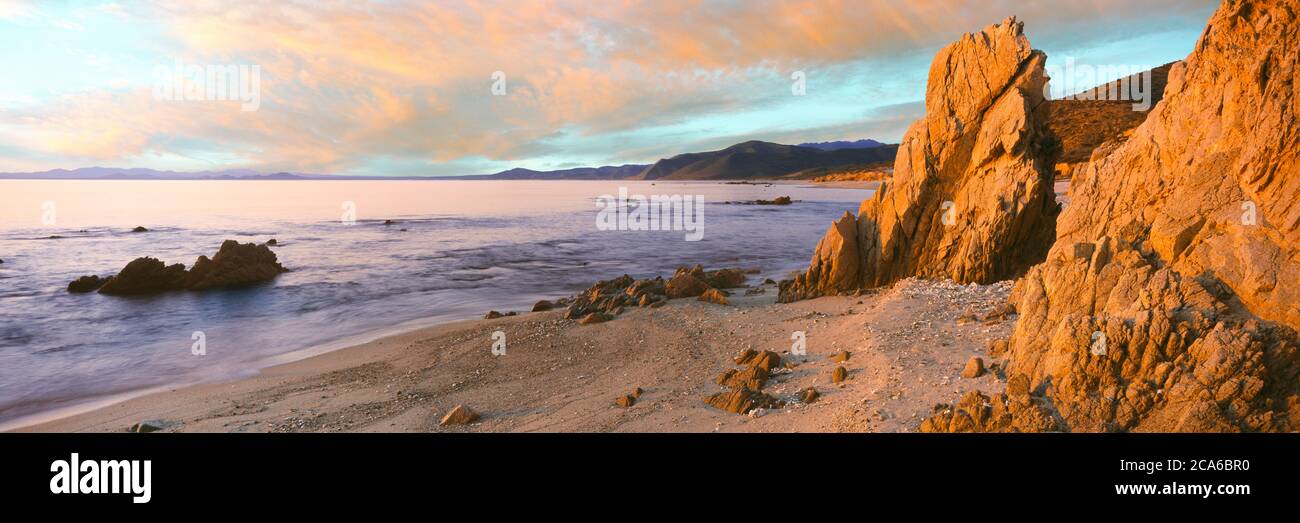 Felsformationen und Strand bei Sonnenaufgang, Golf von Kalifornien, Punta Pescadero, Baja California Sur, Mexiko Stockfoto