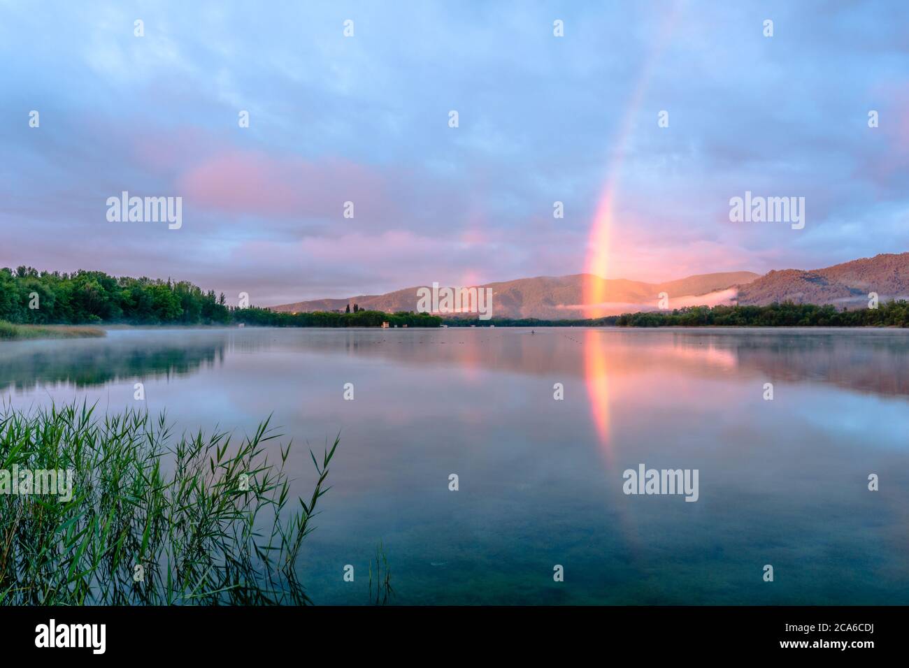 Regenbogen am Morgen, am See von Banyoles. Stockfoto