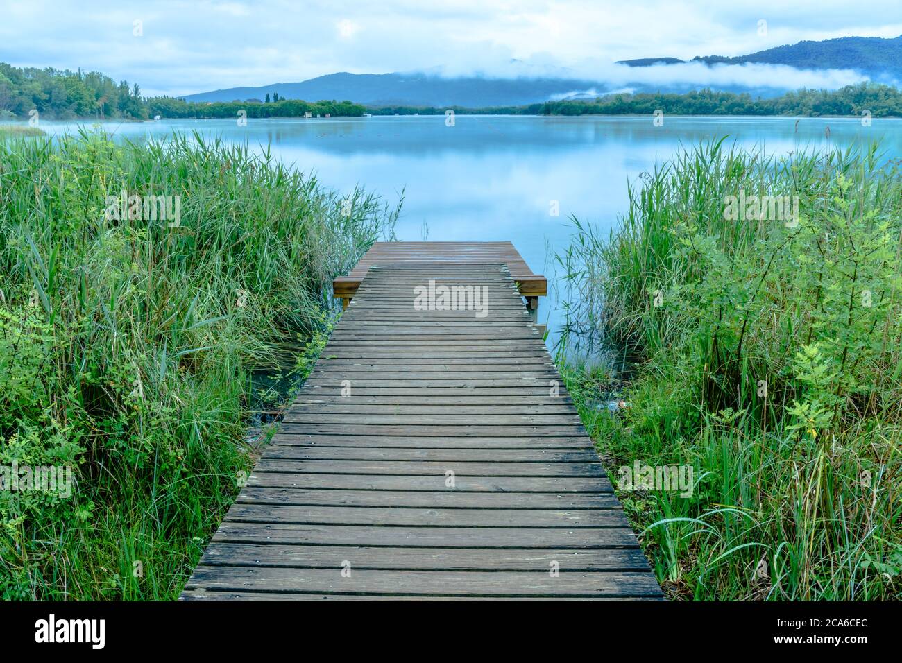 Holzsteg am See von Banyoles (Estany de Banyoles, Katalonien, Spanien) Stockfoto
