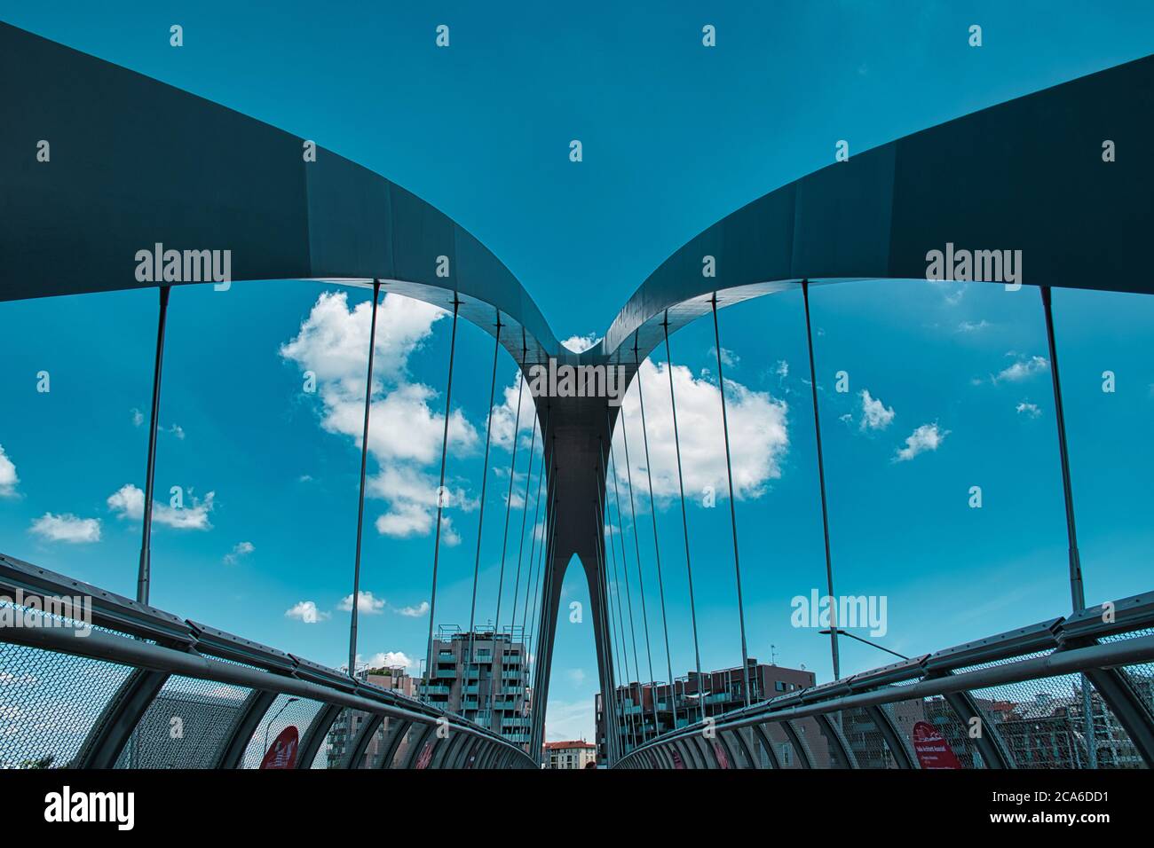 Mailand, Italien 08.03.2020: Moderne Fahrrad- und Fußgängerbrücke, die den Platz Gino Valle mit dem Park Portello in Mailand verbindet Stockfoto
