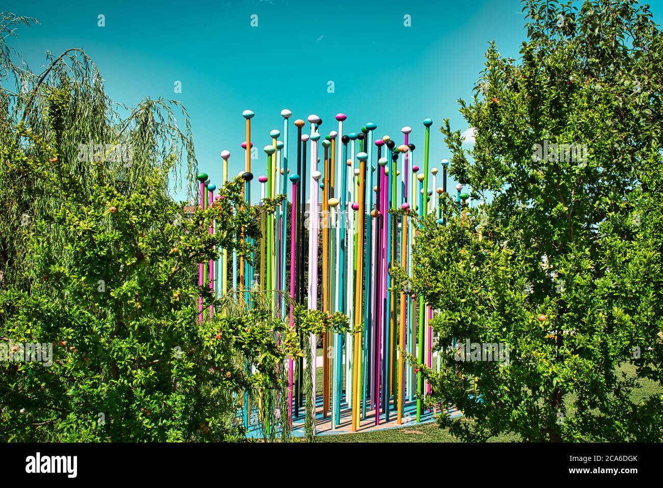 Mailand, Italien 08.03.2020: Coloris Installation der Künstlerin Pascale Marthine Tayou besteht aus einer Betonfläche mit einer Darstellung einer Weltkarte ont Stockfoto