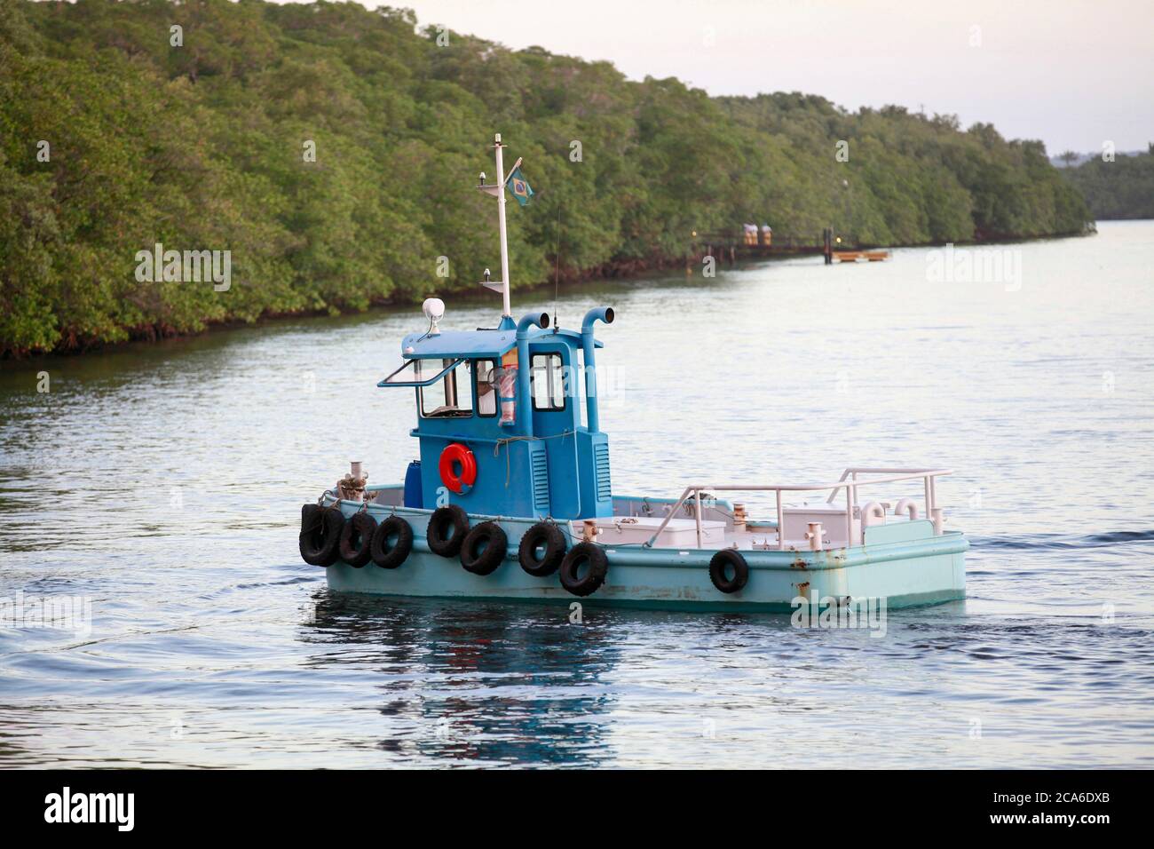 COMANDATUBA, BAHIA, BRASILIEN - AUG 02, 2013 - Schlepper im Fluss, um andere Boote zu unterstützen Stockfoto