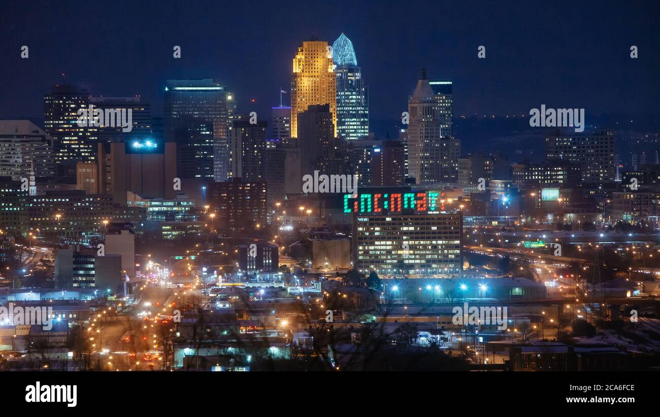 Nachtansicht der Skyline von Cincinnati (ab Price Hill) Stockfoto