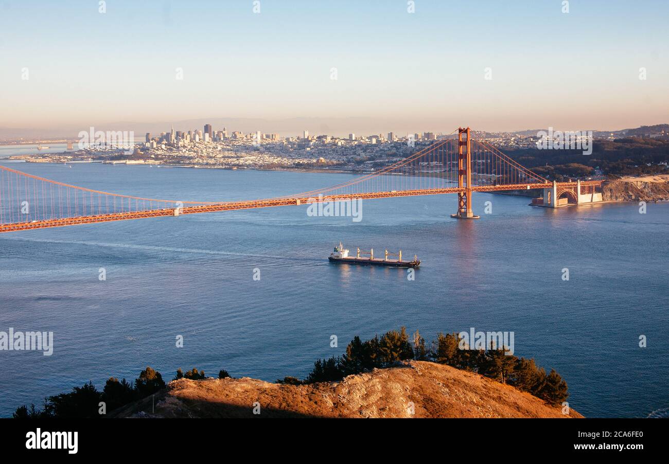 Golden Gate Bridge mit Frachtschiff Stockfoto