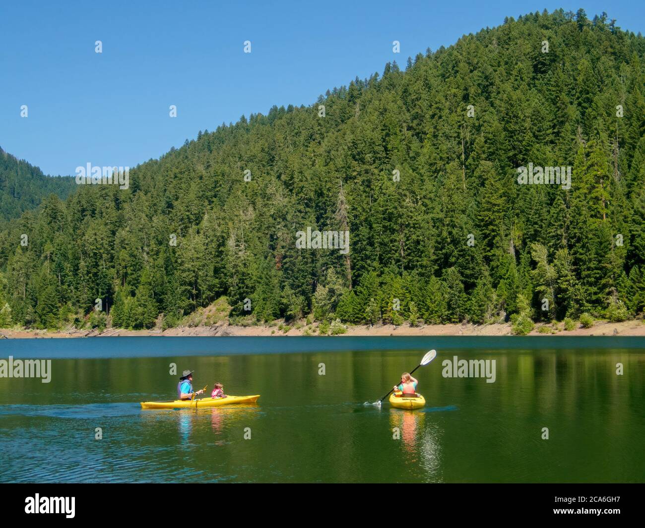 Hunter, Chester und Anabel Kajakfahren in Larison Cove, Hills Creek Reservoir, Willamette National Forest, Oregon. Stockfoto