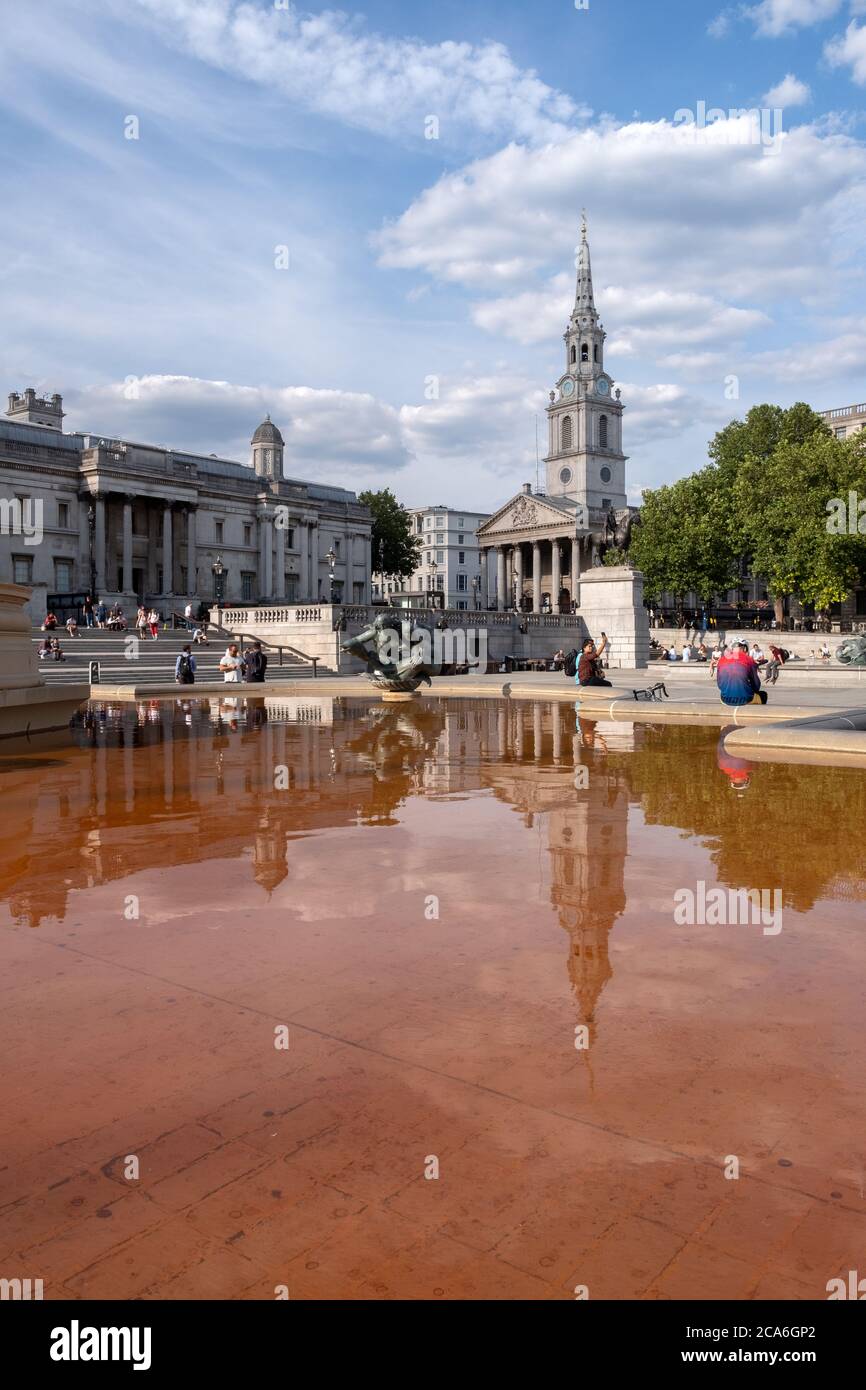Verblasste rote Farbe in den Brunnen, nach Protest der Animal Rebellion. Trafalgar Square, London, Großbritannien Stockfoto