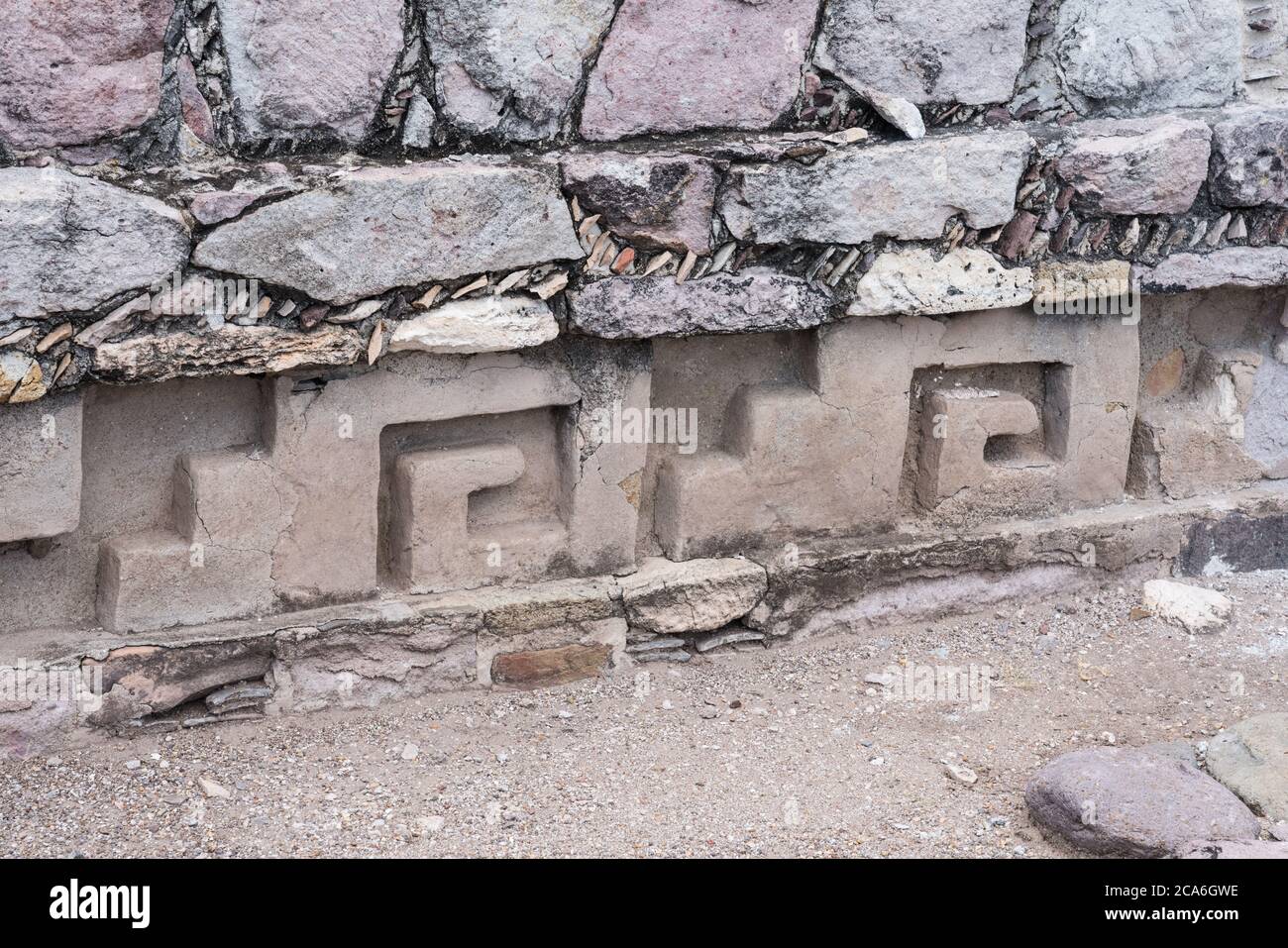 Diese Stuckbünde flankieren die Treppe von Struktur 195, der Palast des Racoqui oder Haus des Großen Herrn, in der prähispanischen Zapotec Ruinen von Stockfoto