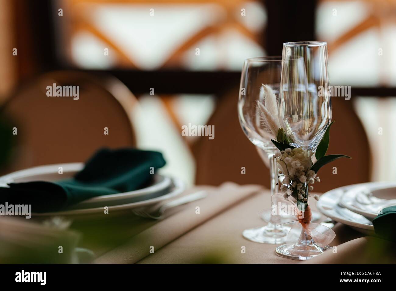 Leere Champagner- und Weingläser auf dem Bankett mit dem Platz für Ihren Text. Hintergrund Stockfoto