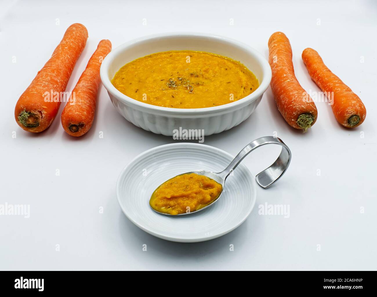 Karottencremesuppe (vellutata di carote) isoliert auf weißem Hintergrund Stockfoto