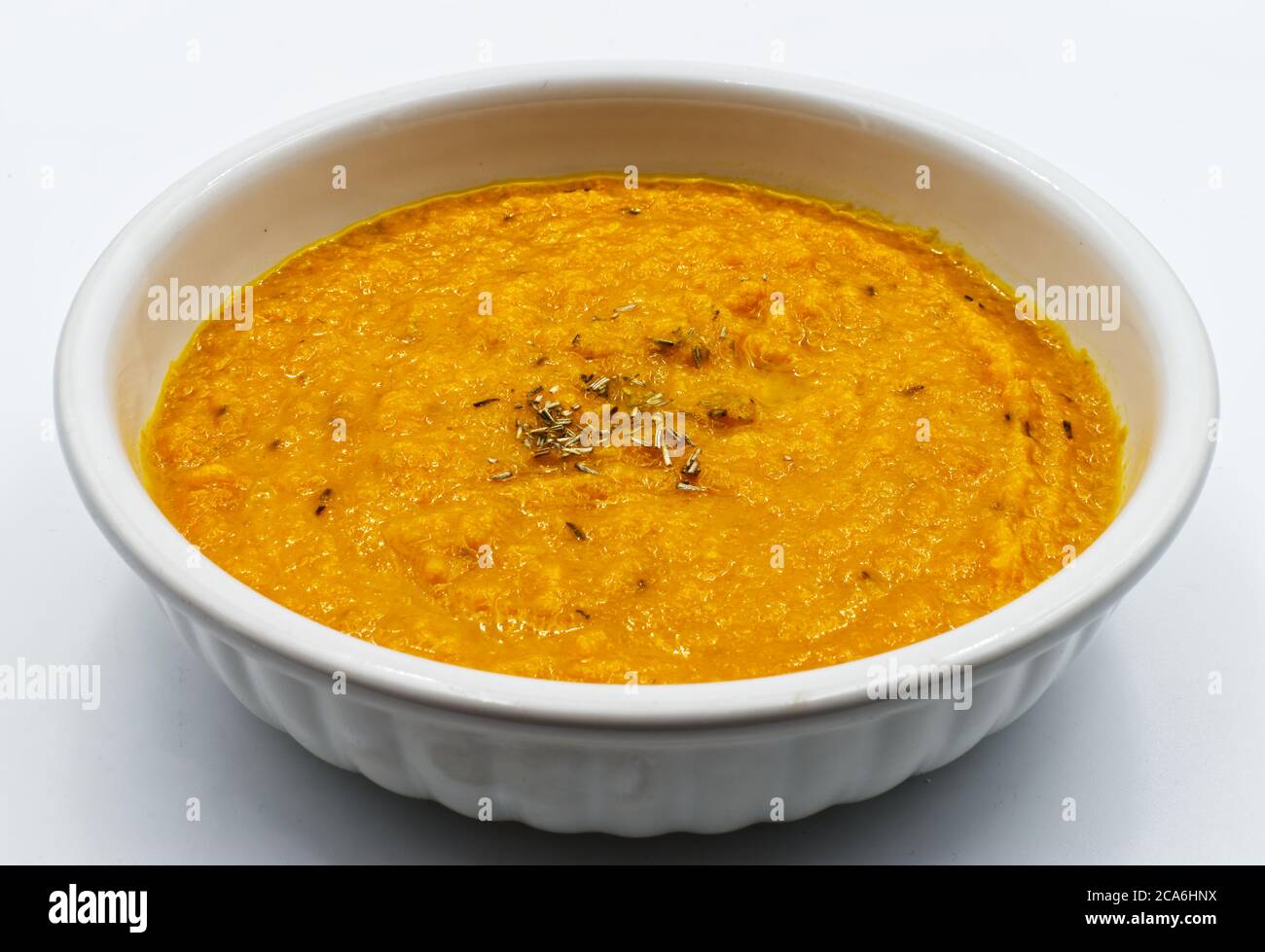 Karottencremesuppe (vellutata di carote) isoliert auf weißem Hintergrund Stockfoto
