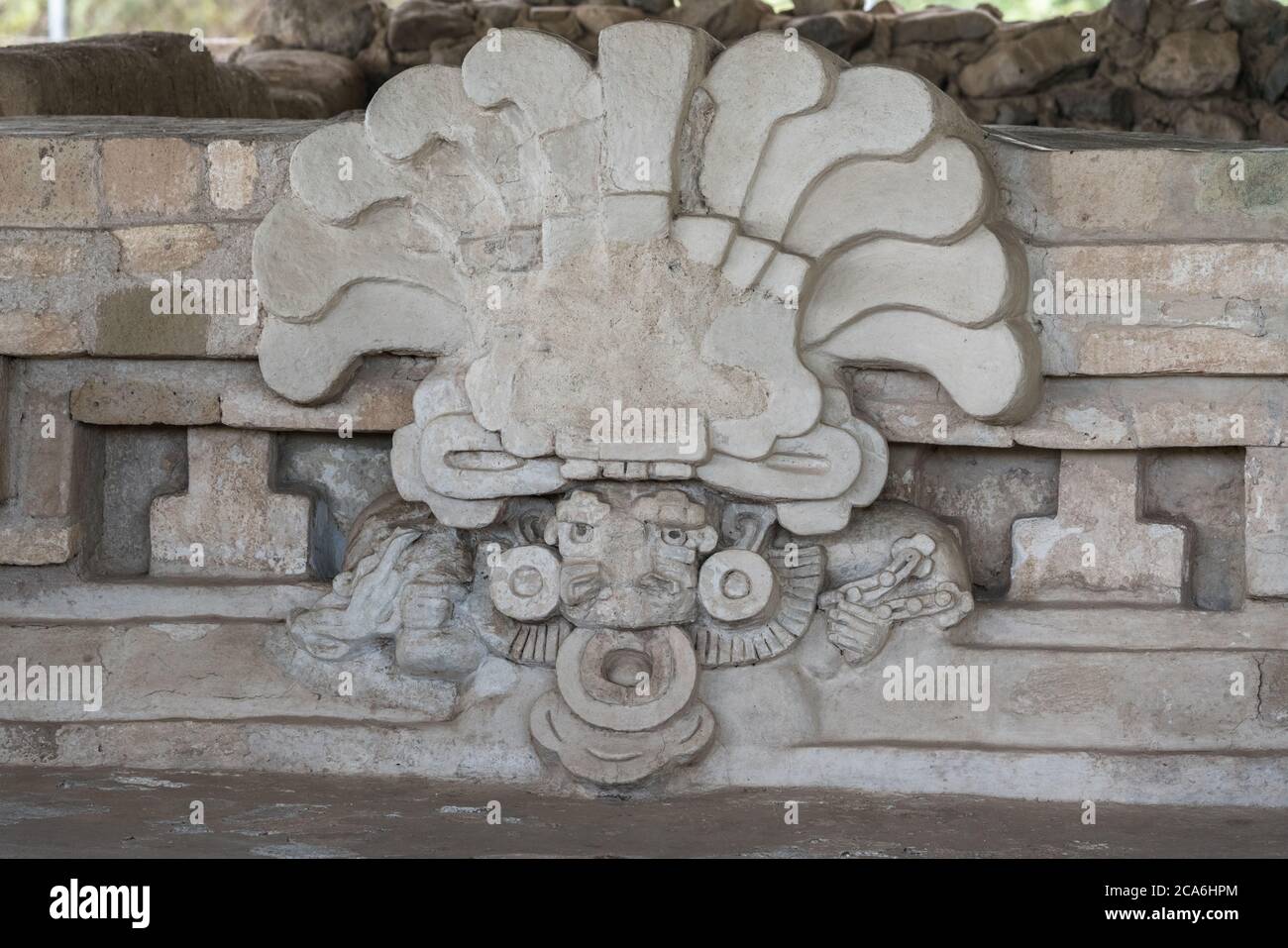Stuckmasken von Cocijo, dem gott des Blitzes und des Regens im Tempel von Cocijo in den prähispanischen Zapotec Ruinen von Lambityeco im Tal von Oaxaca, Stockfoto