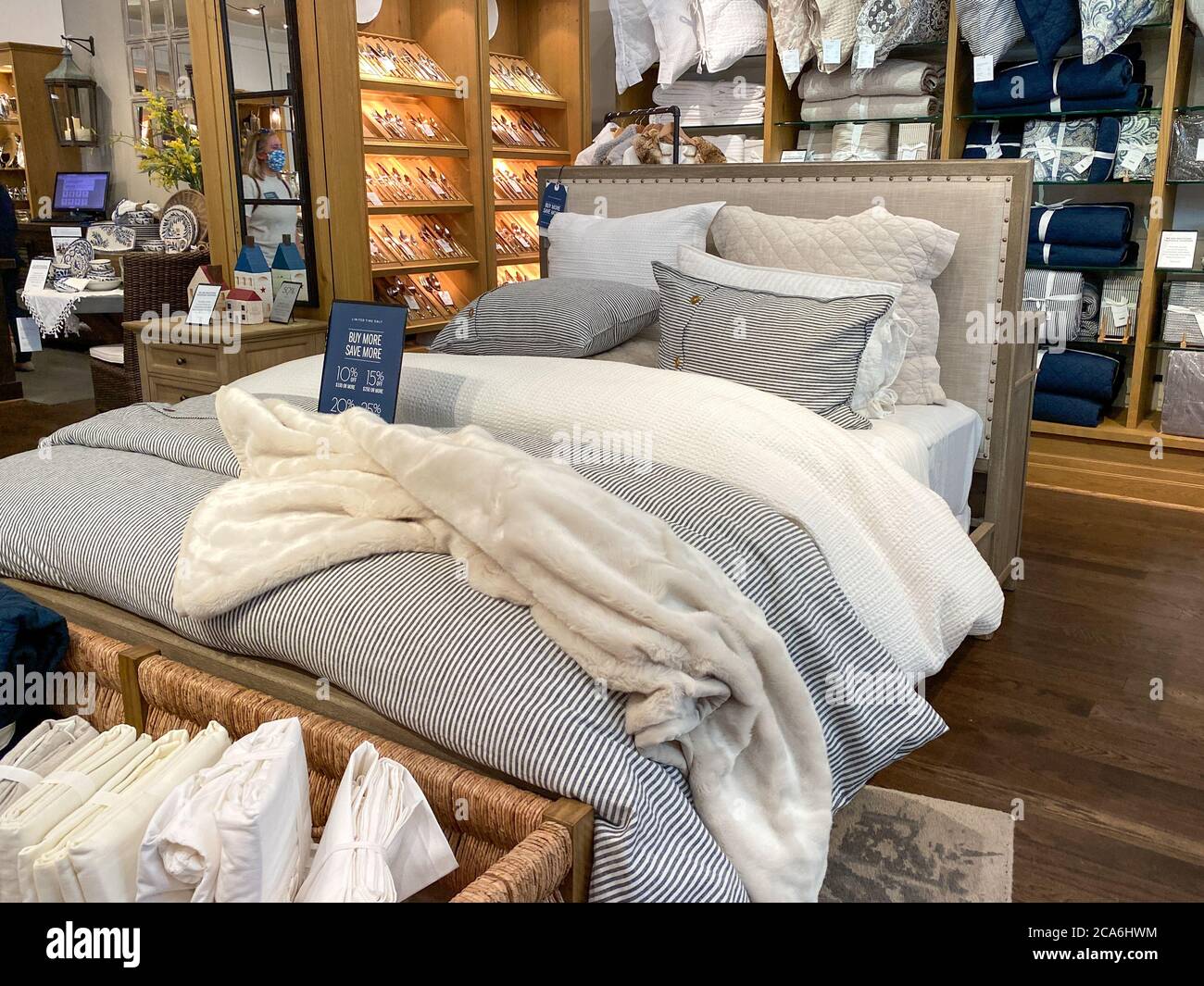 Orlando, FL/USA- 7/4/20: Ein luxuriöses Bett mit Decke, Laken und Kissen zum Verkauf in einem Pottery Barn in einem Einkaufszentrum in Orlando, Florida. Stockfoto