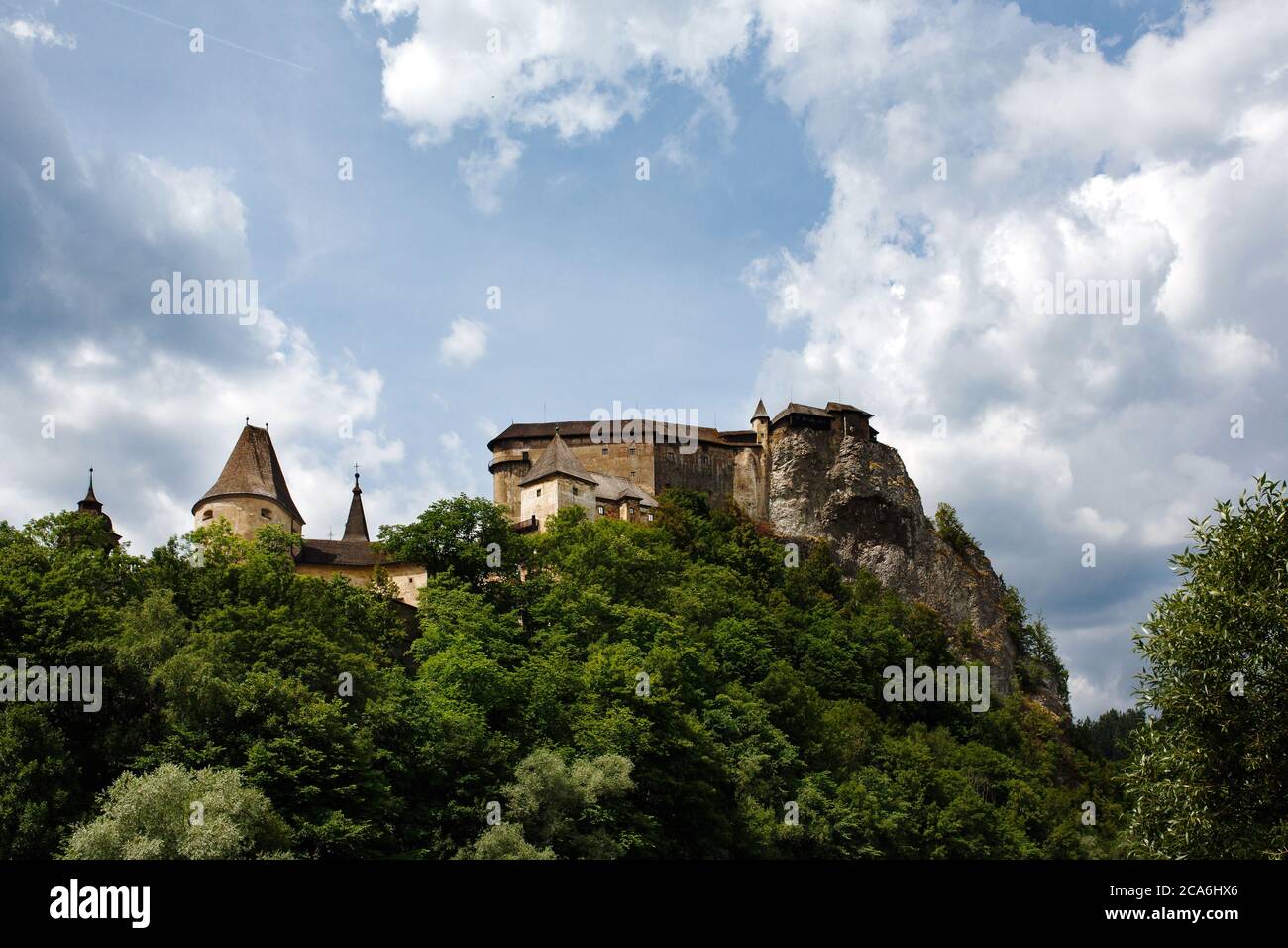 Blick auf Orava Burg auf einem hohen Felsen über dem Fluss Orava im Dorf Oravsky Podzamok in der Slowakei Stockfoto