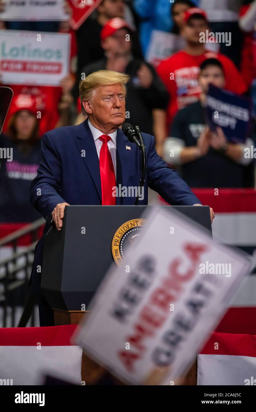 Präsident Trump hält eine Rede bei der Kundgebung im Kolosseum von Bojangle mit einem Plakat „Keep America Great“. Stockfoto
