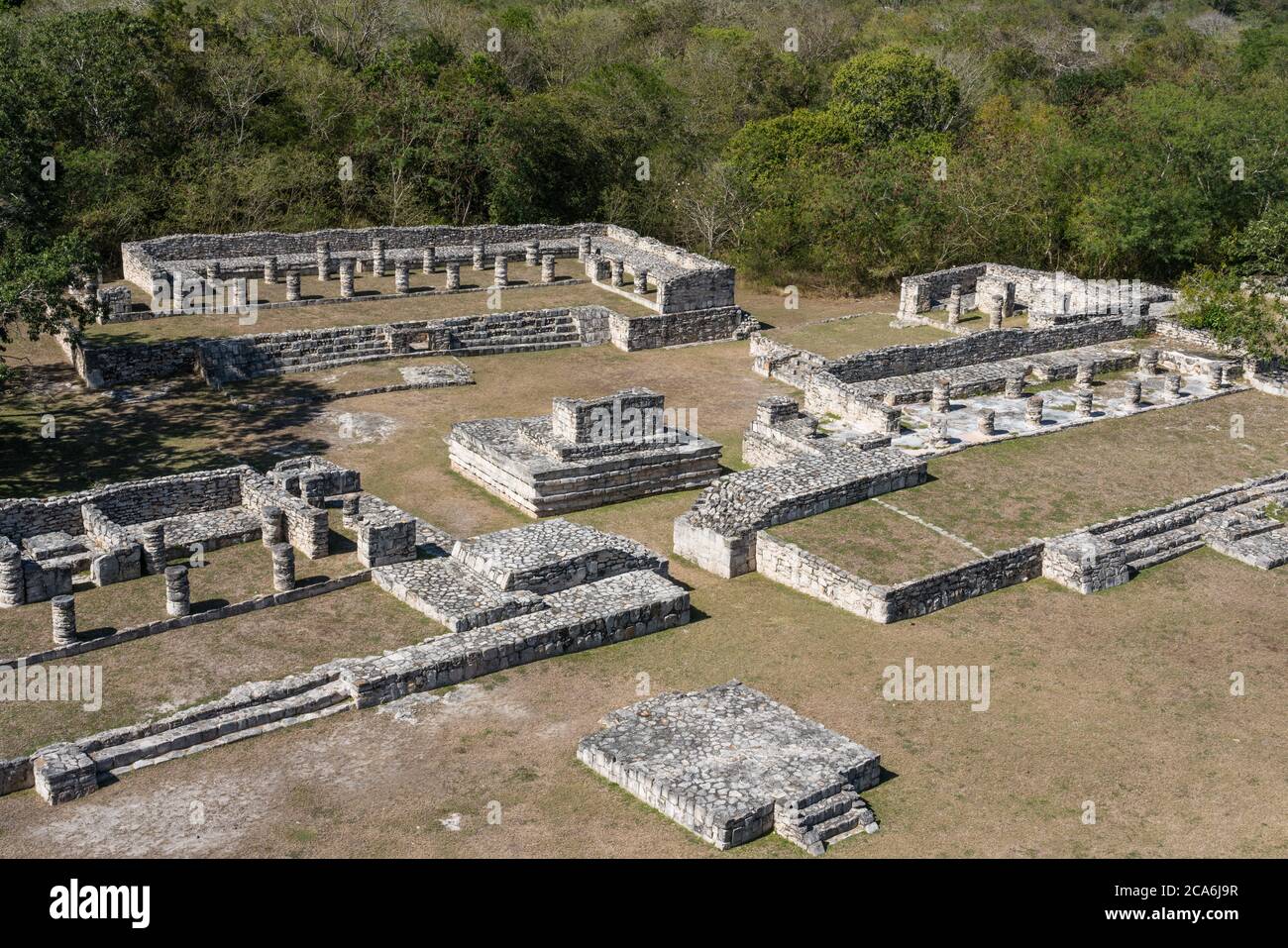 Die Ruinen der post-klassischen Maya-Stadt Mayapan, Yucatan, Mexiko, enthielten eine ungewöhnlich große Anzahl von Gebäuden mit Steinkolonnaden. Stockfoto
