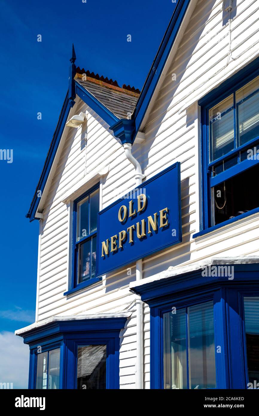 Blaue und weiße Fassade des Old Neptune 19. Jahrhundert am Meer Pub, Whitestable, Großbritannien Stockfoto