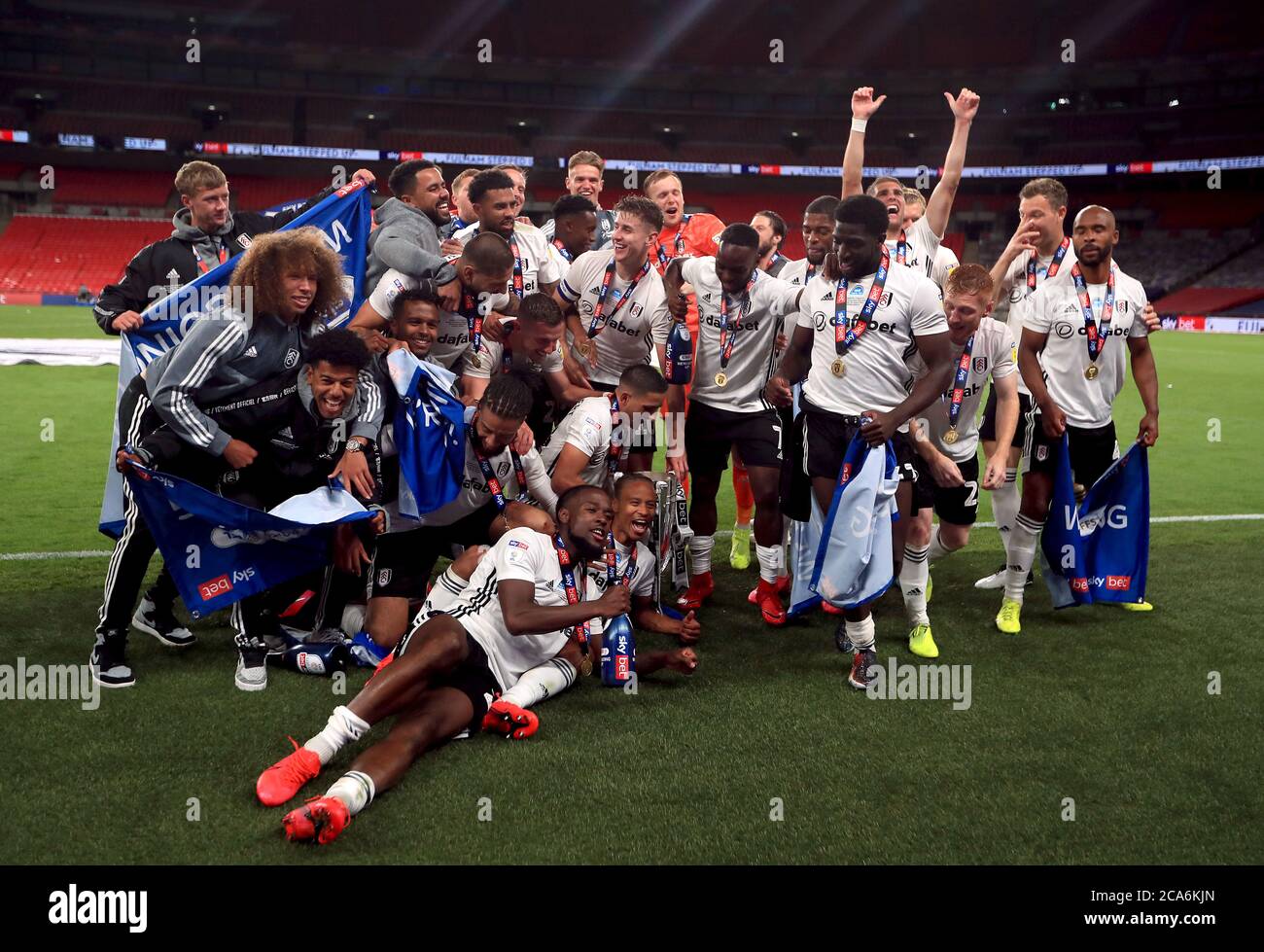 Fulham feiert mit der Trophäe nach dem Gewinn des Sky Bet Championship Play Off Finals im Wembley Stadium, London. Stockfoto