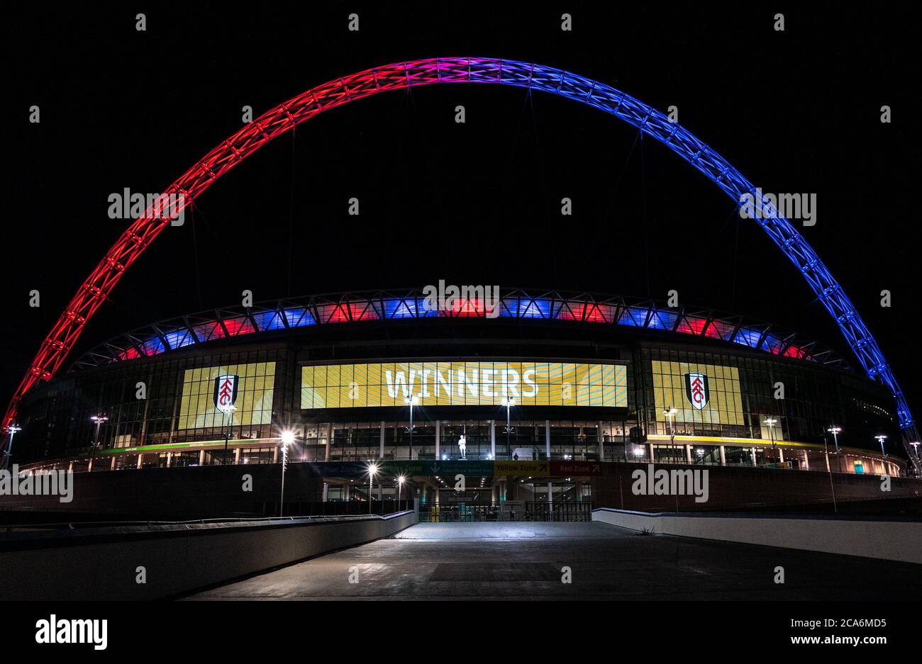 London, Großbritannien. August 2020. Außerhalb des Stadions leuchtet Fulham als Gewinn-Promotion in die Premier League während des Sky Bet Championship Play-Off Final Match zwischen Brentford und Fulham im Wembley Stadium, London, England am 4. August 2020. Fußballstadien bleiben aufgrund der Covid-19-Pandemie leer, da staatliche Gesetze zur sozialen Distanzierung Fans innerhalb von Spielstätten verbieten, was dazu führt, dass alle Spielanlagen bis auf weiteres hinter verschlossenen Türen gespielt werden. Foto von Andrew Rowland/Prime Media Images. Kredit: Prime Media Images/Alamy Live Nachrichten Stockfoto