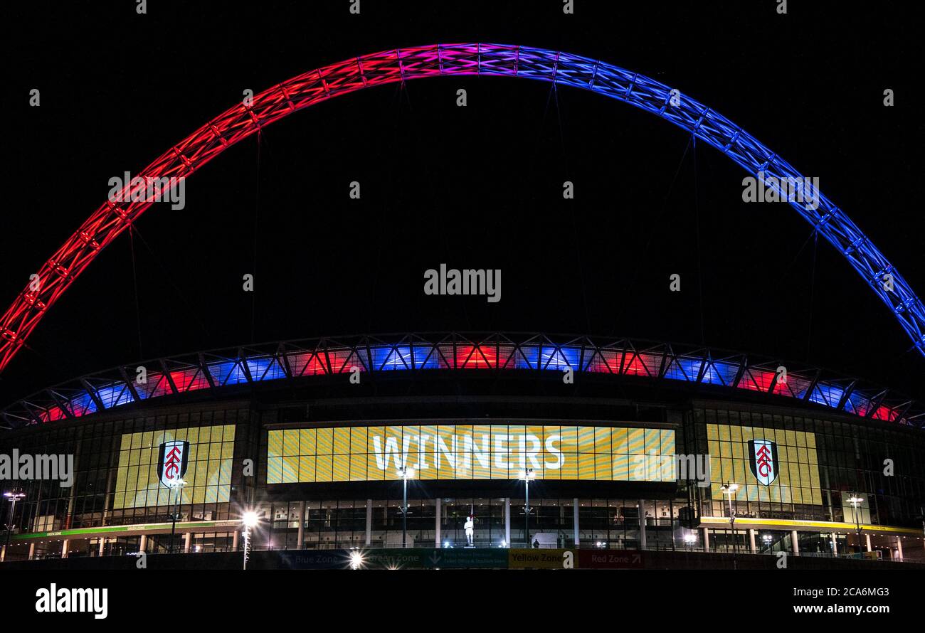 London, Großbritannien. August 2020. Außerhalb des Stadions leuchtet Fulham als Gewinn-Promotion in die Premier League während des Sky Bet Championship Play-Off Final Match zwischen Brentford und Fulham im Wembley Stadium, London, England am 4. August 2020. Fußballstadien bleiben aufgrund der Covid-19-Pandemie leer, da staatliche Gesetze zur sozialen Distanzierung Fans innerhalb von Spielstätten verbieten, was dazu führt, dass alle Spielanlagen bis auf weiteres hinter verschlossenen Türen gespielt werden. Foto von Andrew Rowland/Prime Media Images. Kredit: Prime Media Images/Alamy Live Nachrichten Stockfoto