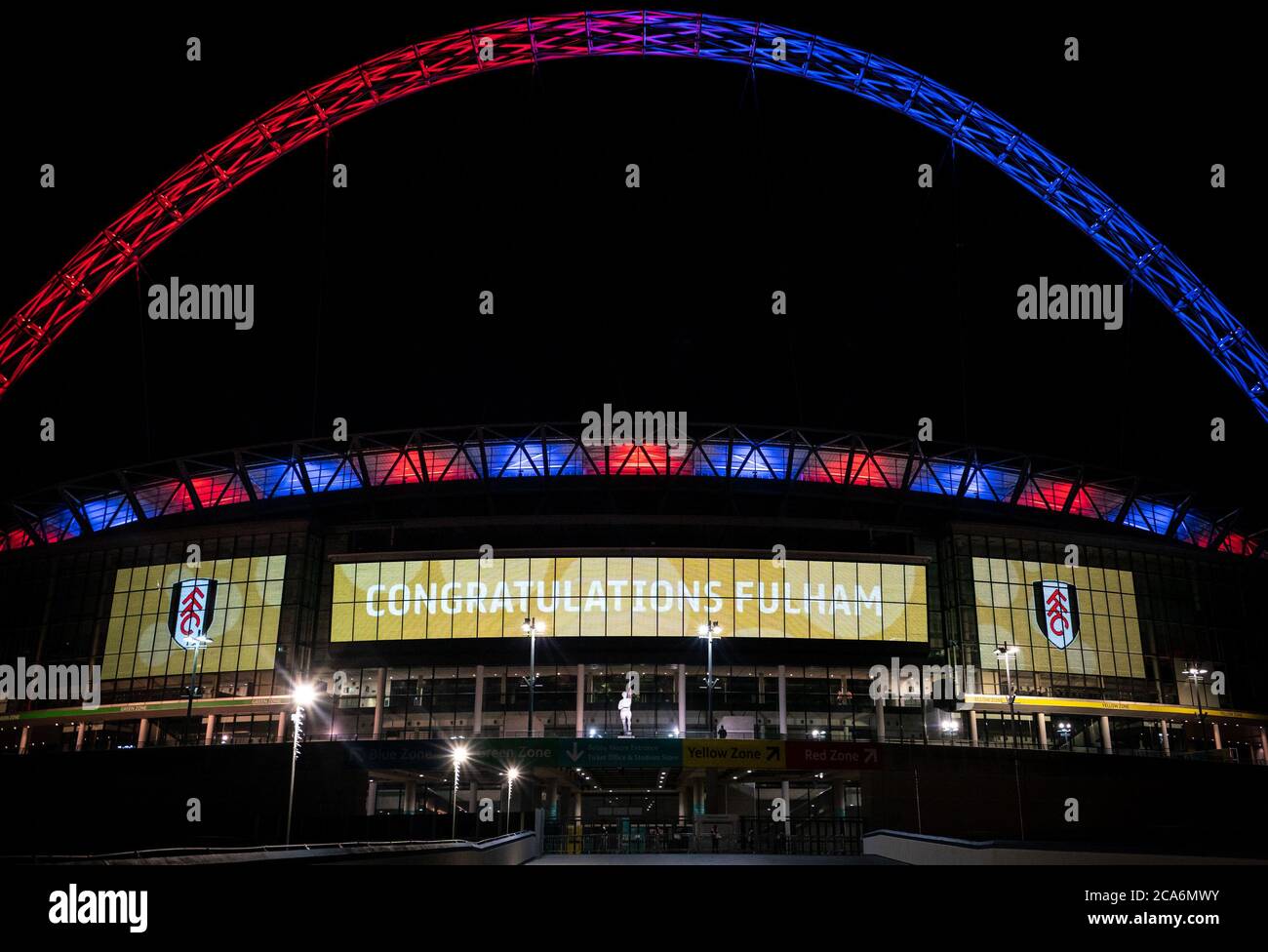 London, Großbritannien. August 2020. Außerhalb des Stadions leuchtet Fulham als Gewinn-Promotion in die Premier League während des Sky Bet Championship Play-Off Final Match zwischen Brentford und Fulham im Wembley Stadium, London, England am 4. August 2020. Fußballstadien bleiben aufgrund der Covid-19-Pandemie leer, da staatliche Gesetze zur sozialen Distanzierung Fans innerhalb von Spielstätten verbieten, was dazu führt, dass alle Spielanlagen bis auf weiteres hinter verschlossenen Türen gespielt werden. Foto von Andrew Rowland/Prime Media Images. Kredit: Prime Media Images/Alamy Live Nachrichten Stockfoto
