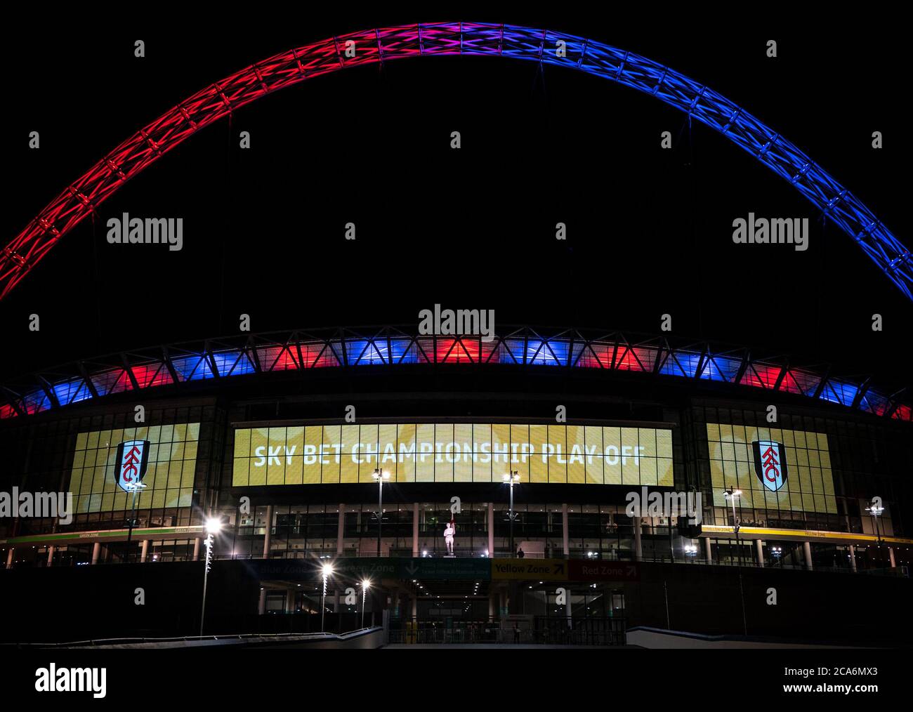 London, Großbritannien. August 2020. Außerhalb des Stadions leuchtet Fulham als Gewinn-Promotion in die Premier League während des Sky Bet Championship Play-Off Final Match zwischen Brentford und Fulham im Wembley Stadium, London, England am 4. August 2020. Fußballstadien bleiben aufgrund der Covid-19-Pandemie leer, da staatliche Gesetze zur sozialen Distanzierung Fans innerhalb von Spielstätten verbieten, was dazu führt, dass alle Spielanlagen bis auf weiteres hinter verschlossenen Türen gespielt werden. Foto von Andrew Rowland/Prime Media Images. Kredit: Prime Media Images/Alamy Live Nachrichten Stockfoto