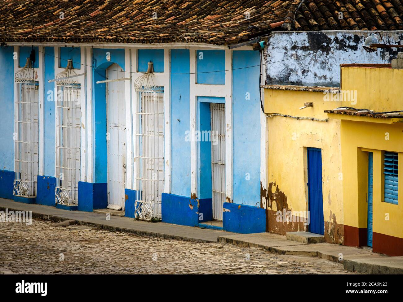 TRINIDAD, KUBA - CA. JANUAR 2020: Schatten auf einer typischen Straße von Trinidad. Stockfoto