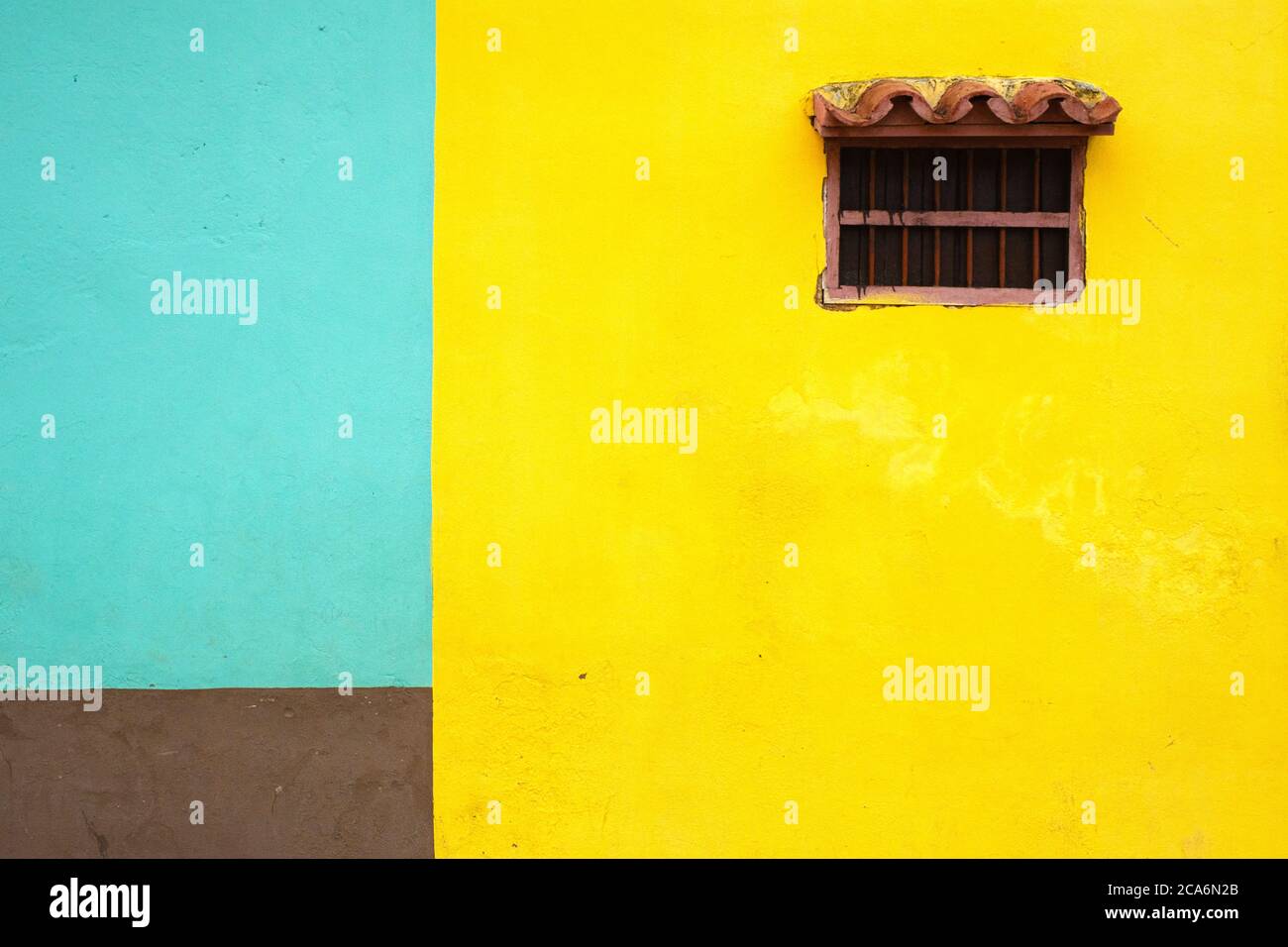 TRINIDAD, KUBA - CA. JANUAR 2020: Schatten auf einer typischen Straße von Trinidad. Stockfoto