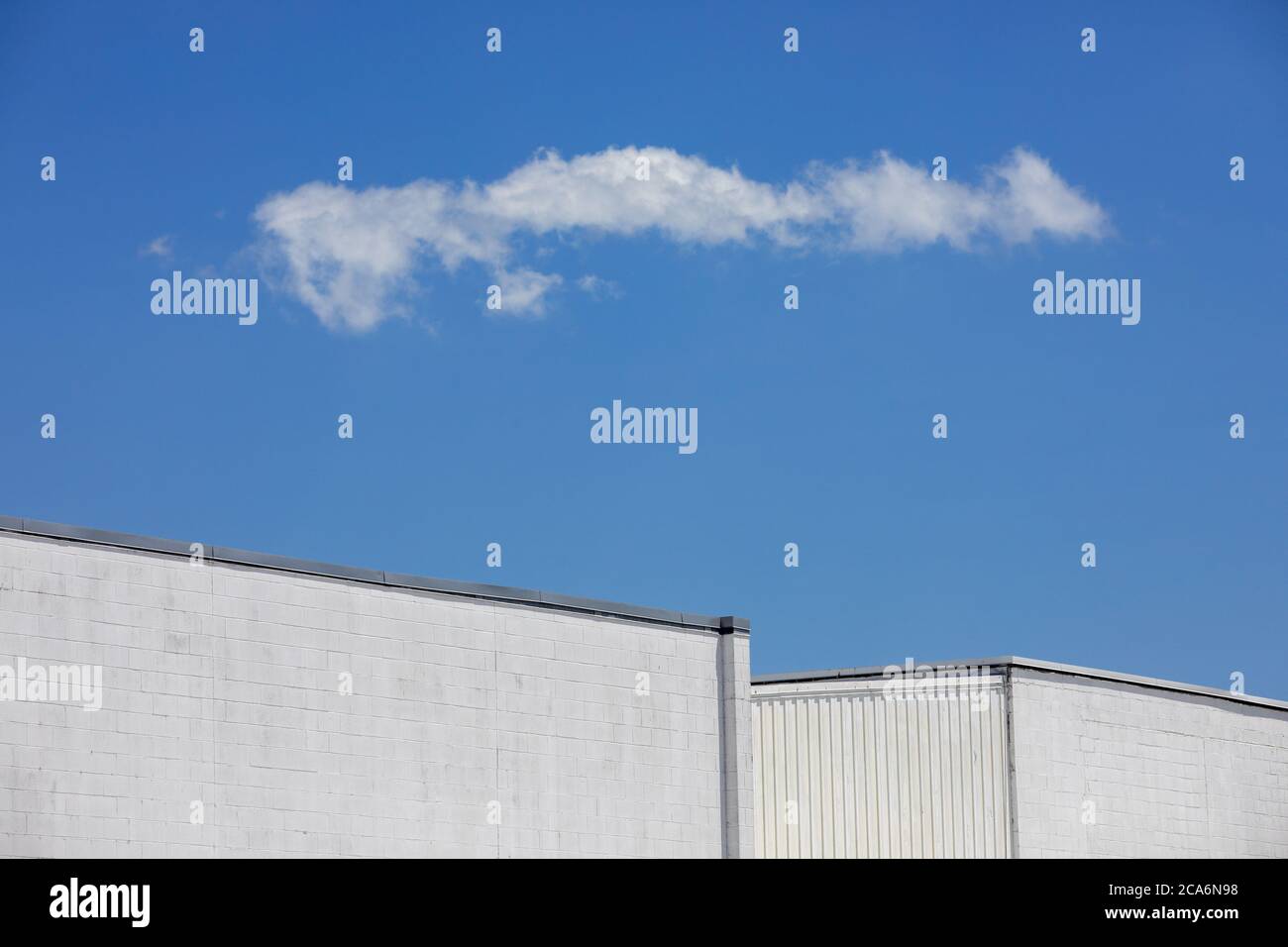 White Building and Cloud, USA. Stockfoto