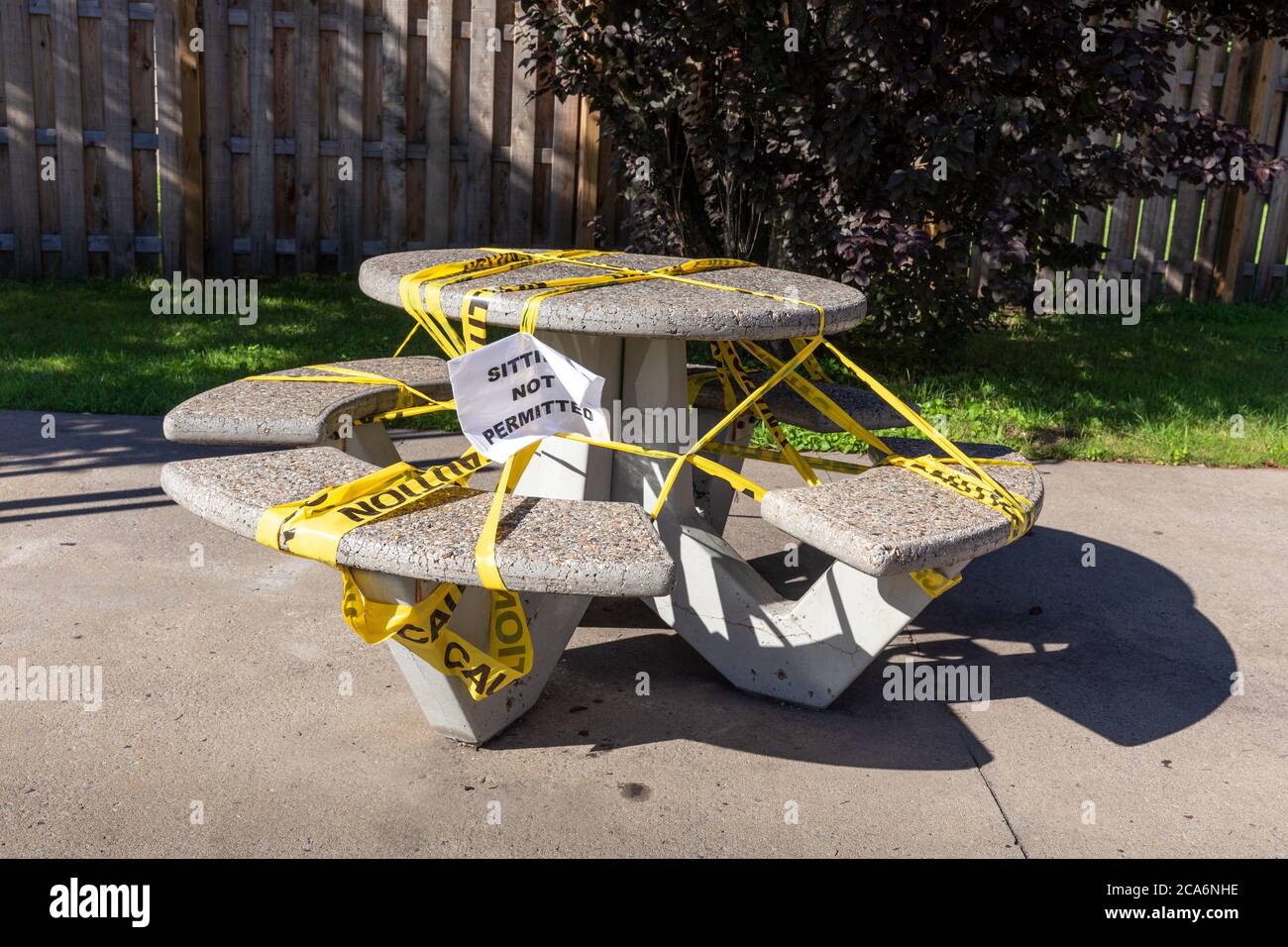 Picknick-Tisch während der Coronavirus-Pandemie nicht erlaubt. Stockfoto