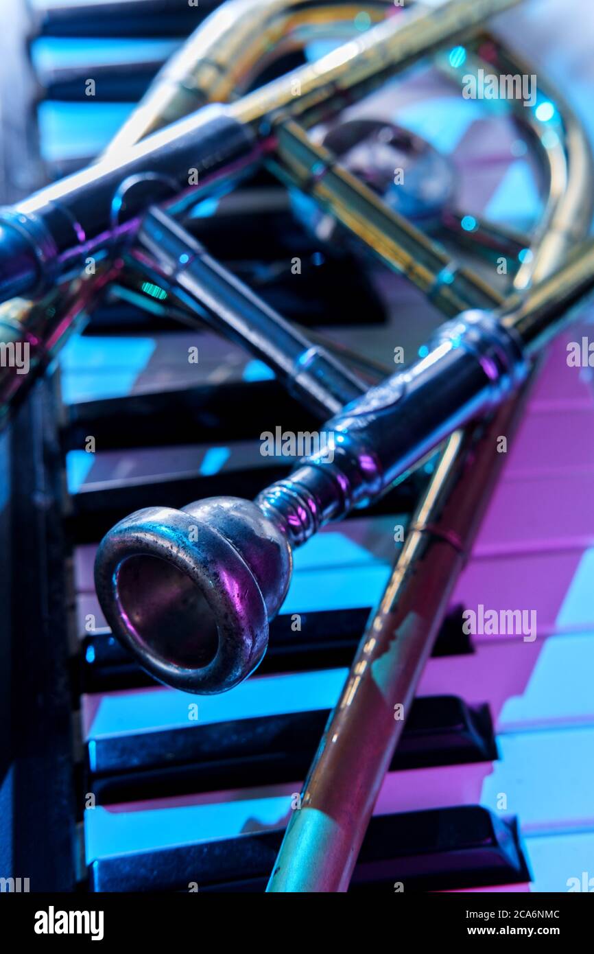 Alt und abgenutzt Jazz Slide Posaune und Klavier Keyboard musikalische Show und Performance Stockfoto