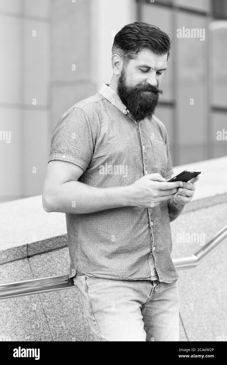 Einfacher Zugang. Nachrichten online. Modernes Smartphone. Kommunikation. E-Mail senden. Nachricht wird beantwortet. Smartphone-Einstellungen. Optionen für die gemeinsame Nutzung von Standorten. Anwendung. Mann halten Smartphone Gebäude Hintergrund. Stockfoto