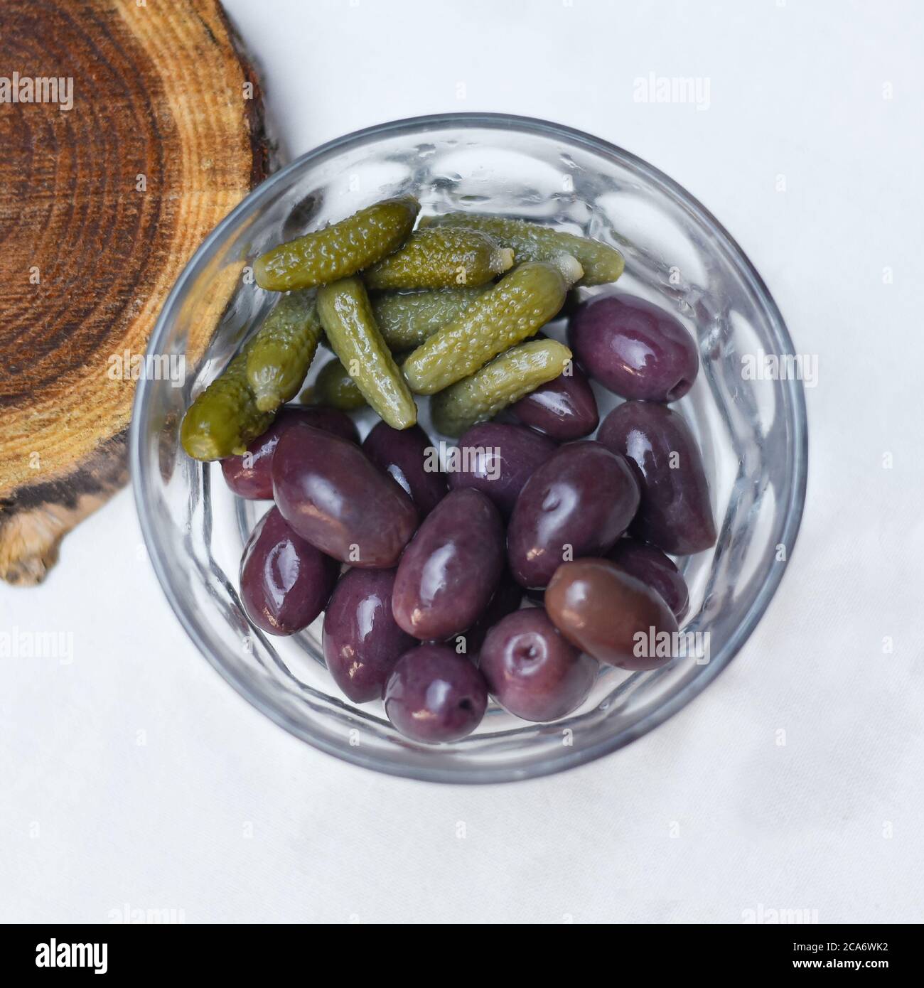 Eingelegte Oliven, Gurke, Zitrone und Pfeffer hausgemachte Bio leicht gesalzene Gurken Vorspeise. Bio, gesunde Lebensmittel Essen Sie frisch mit einer Gabel Pickles Stockfoto