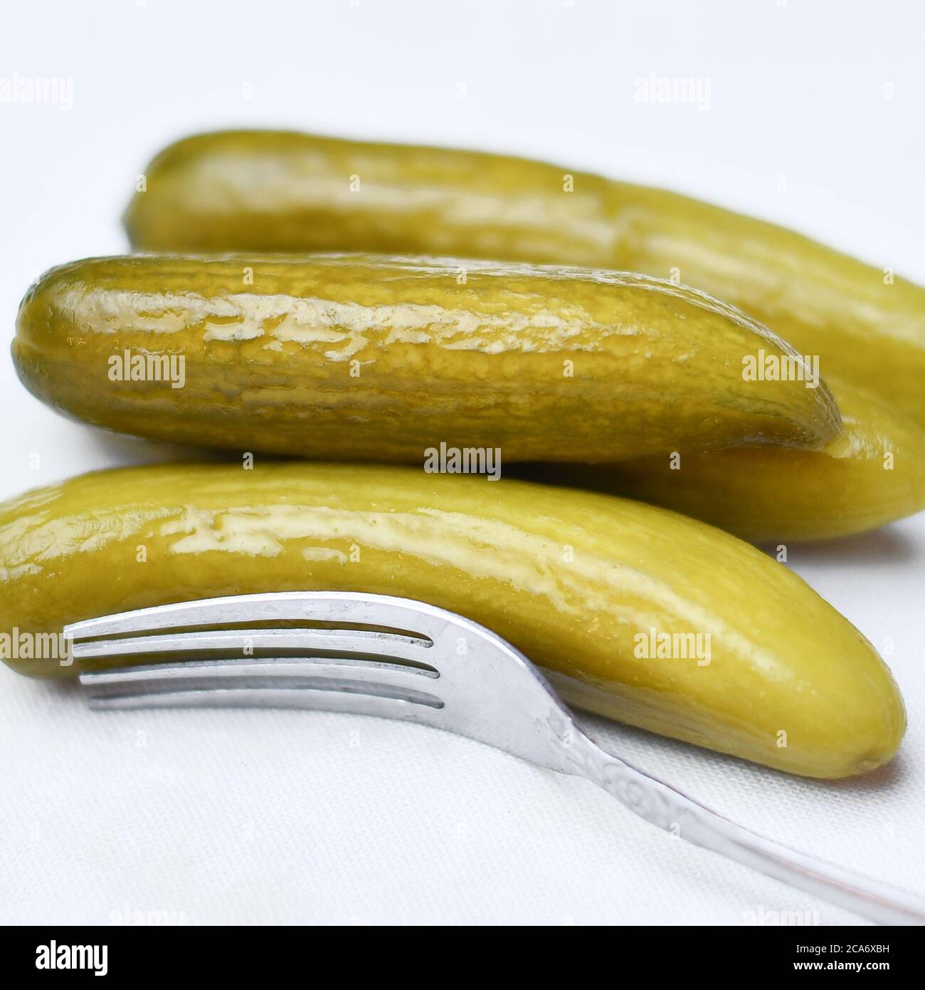 Eingelegte Oliven, Gurke, Zitrone und Pfeffer hausgemachte Bio leicht gesalzene Gurken Vorspeise. Bio, gesunde Lebensmittel Essen Sie frisch mit einer Gabel Pickles Stockfoto